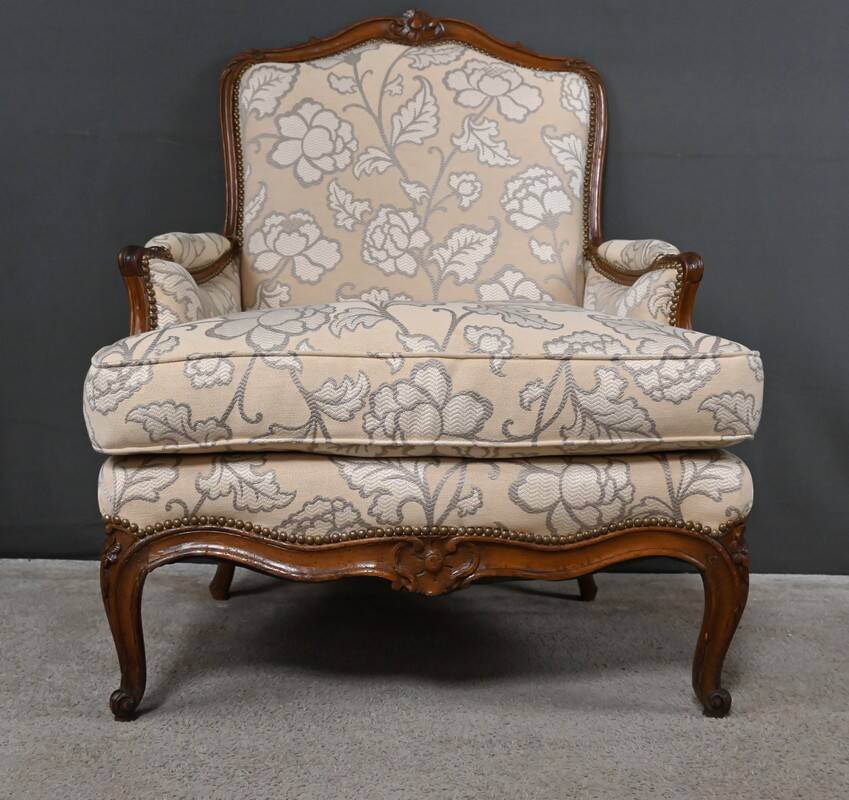 Queen's bergère in carved beech, Louis XV period – mid 18th century