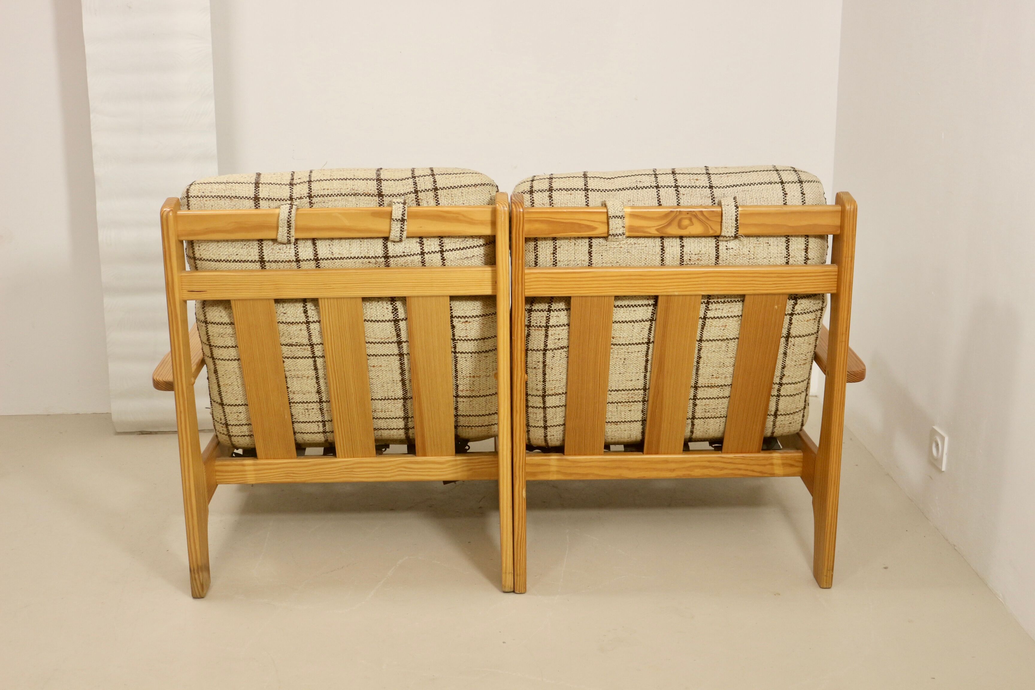 Sofa 2 places convertible into armchairs year 70-80 Solid pine.