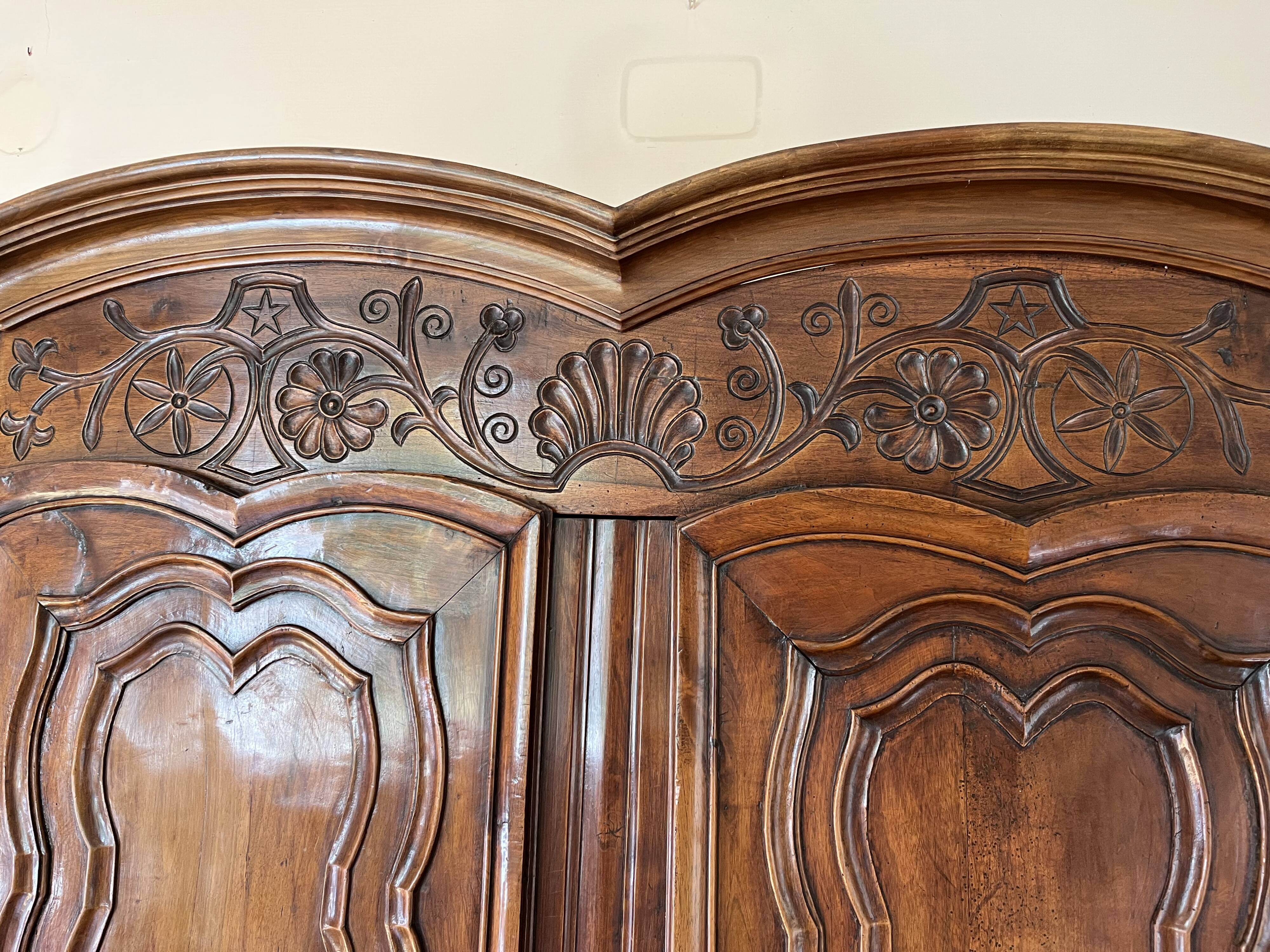 Crossbow cabinet in walnut Louis XV 18th century