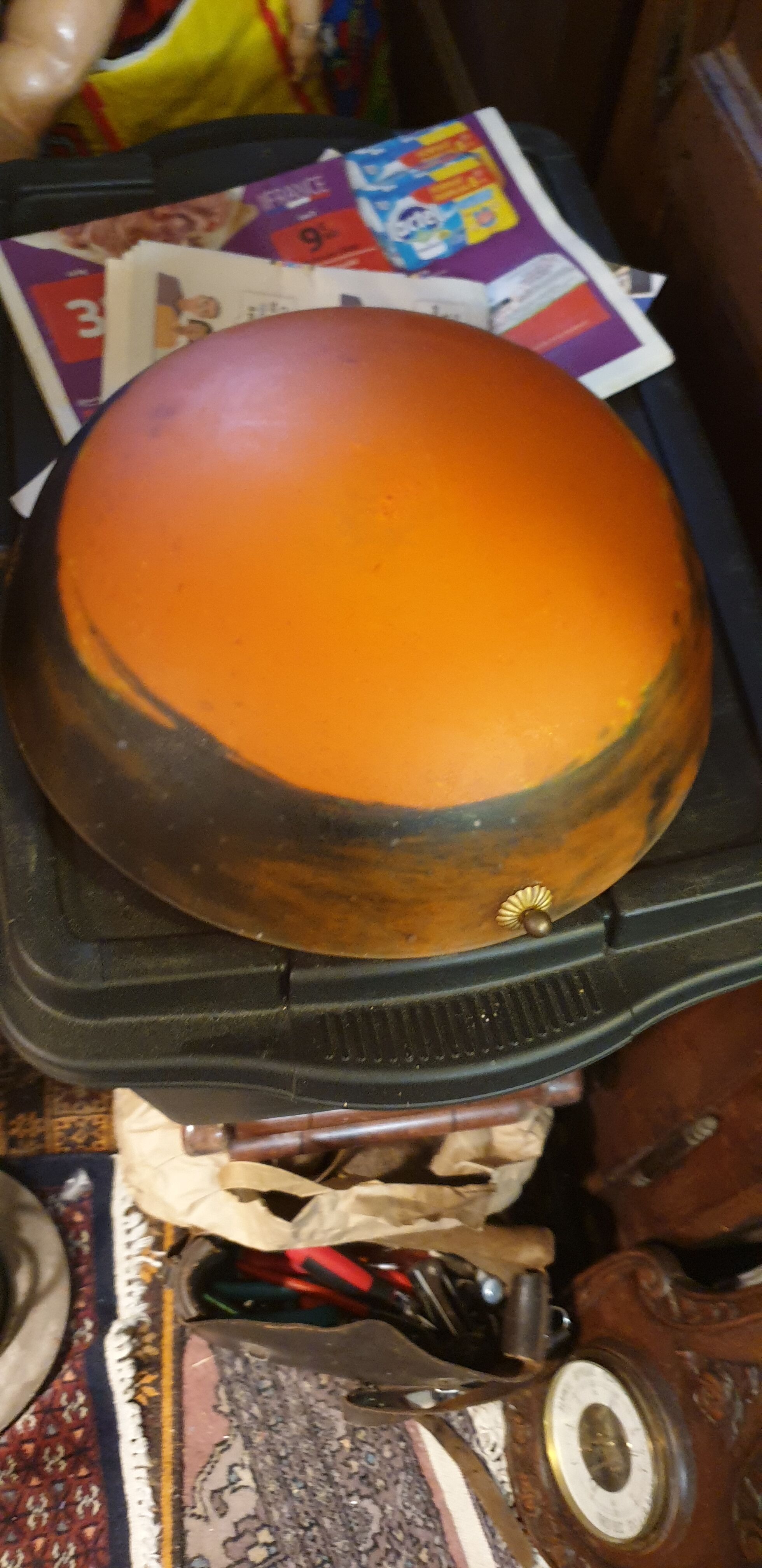 Suspension orange speckled glass paste