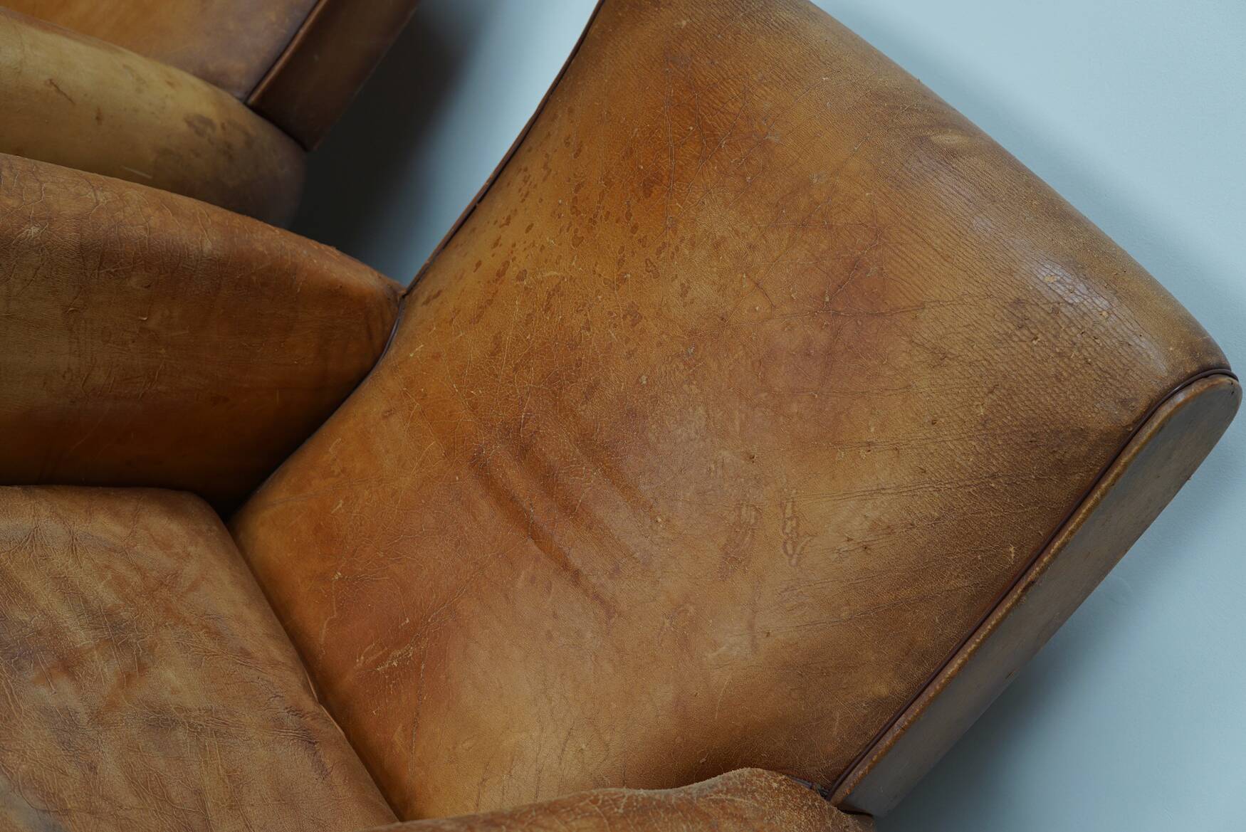 Paire de fauteuils club vintage en cuir cognac français, lot de 2