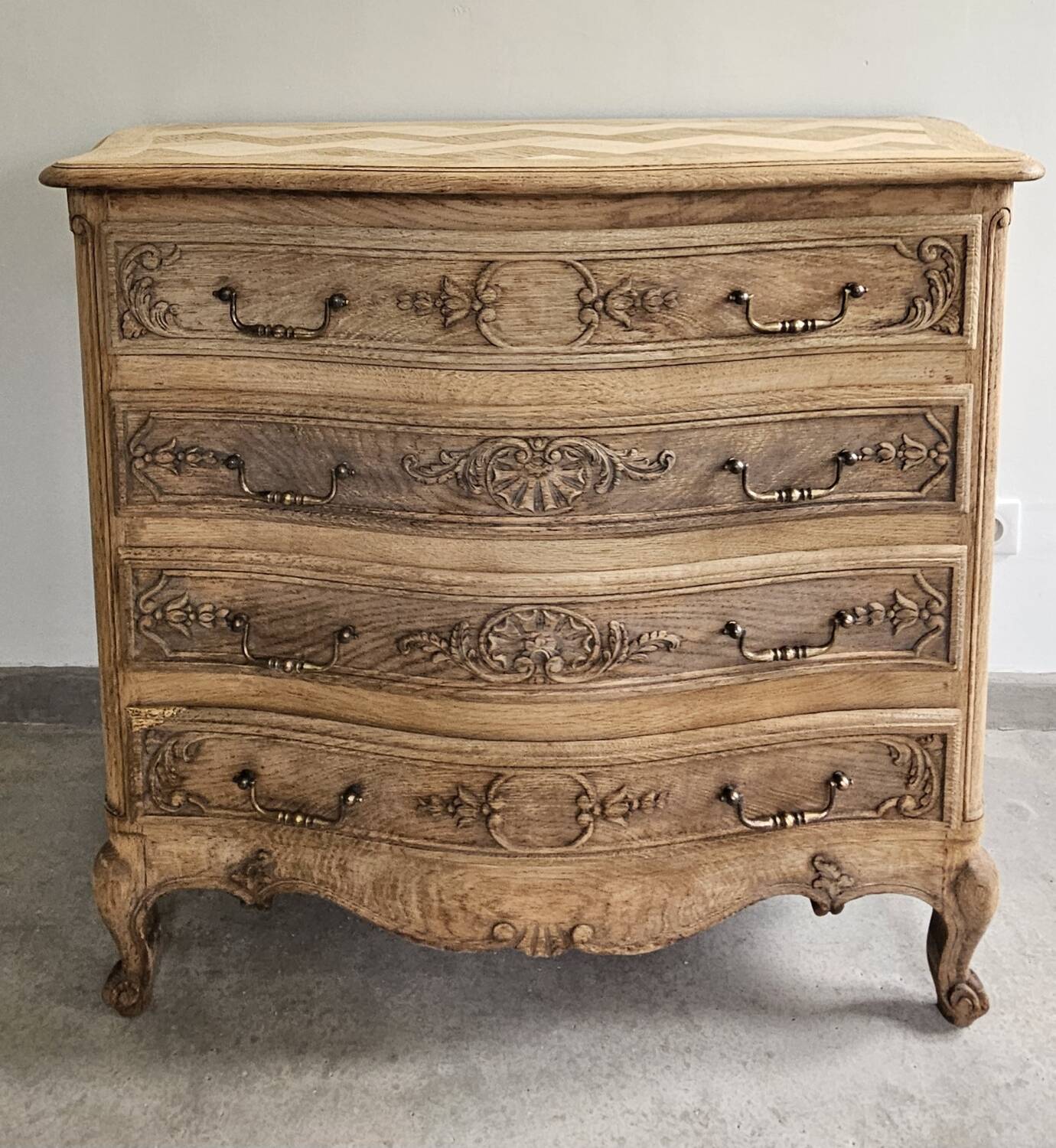 Louis XV style curved chest of drawers with 4 drawers in raw solid oak