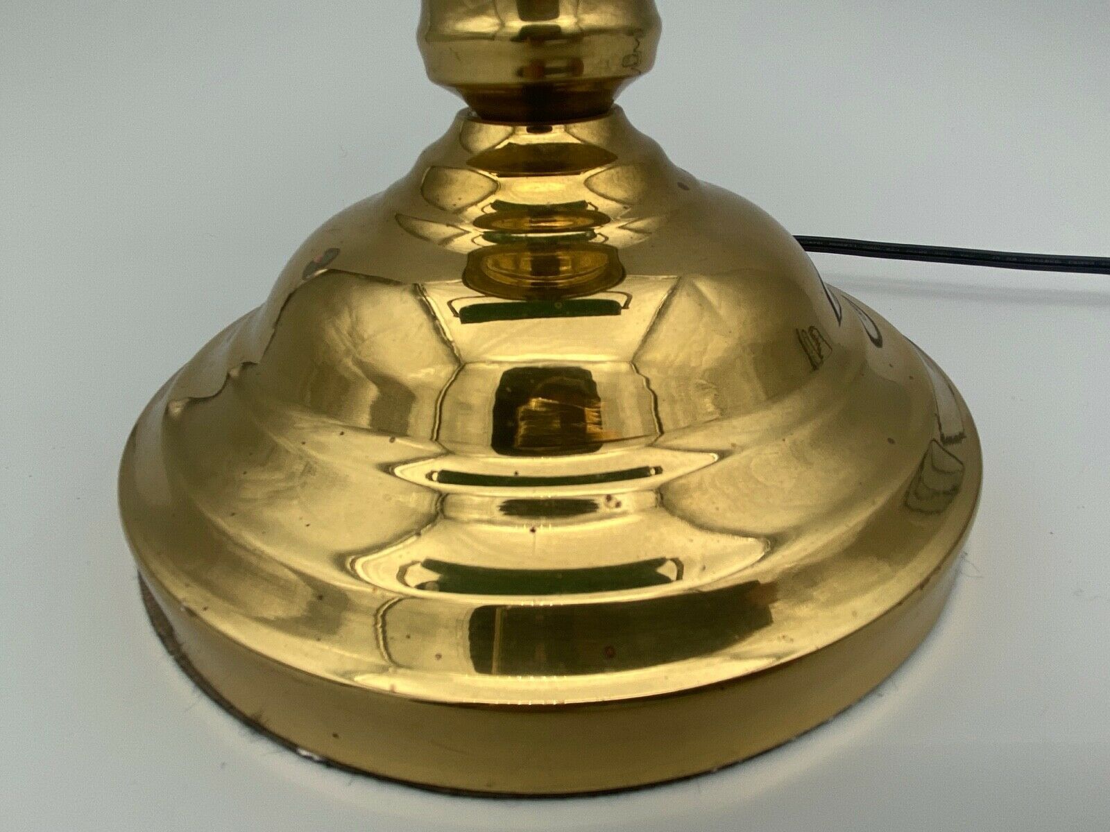 Banker's lamp in brass lampshade in green glass desk
