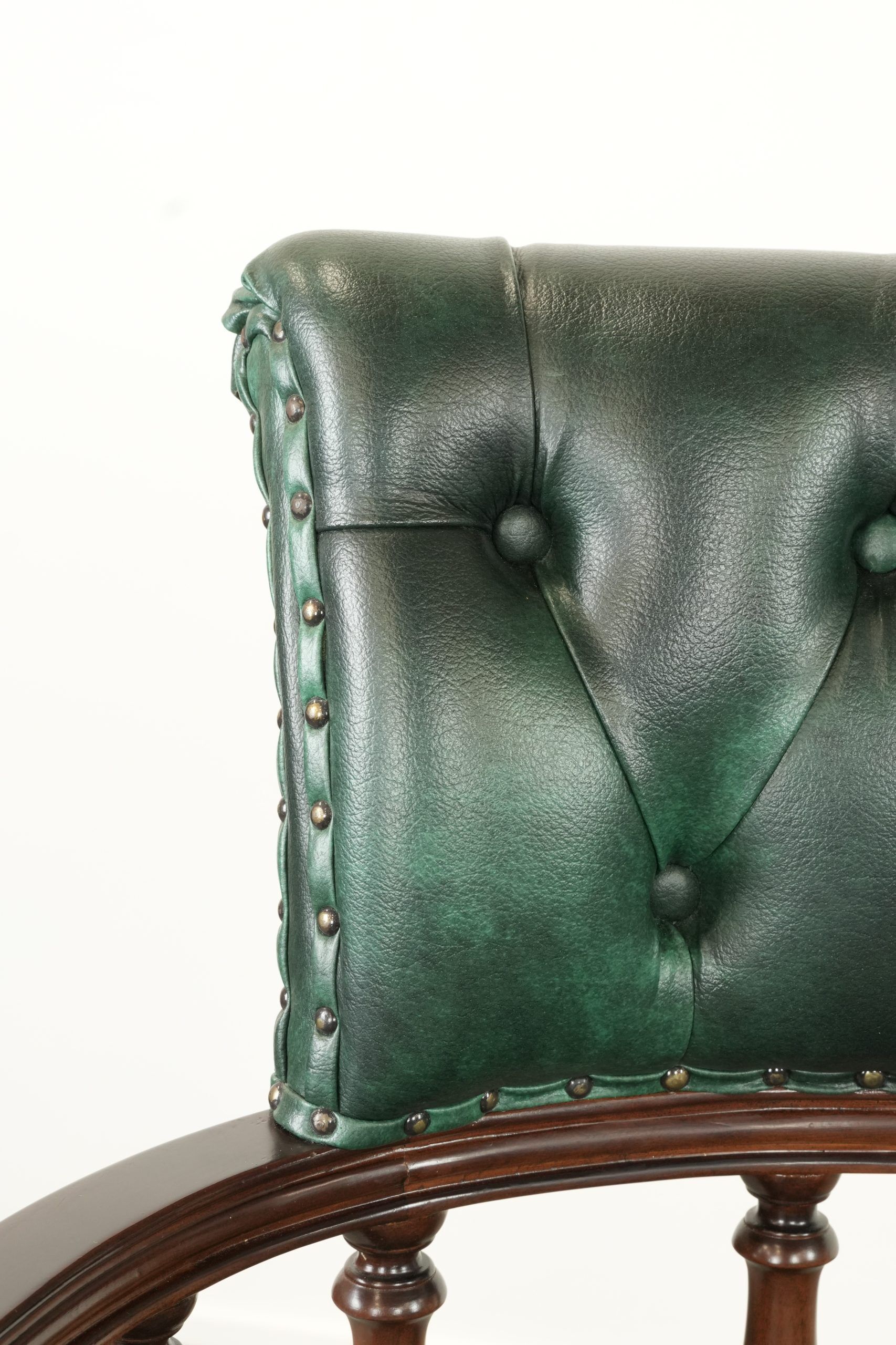 Ensemble de deux chaises de bureau Chesterfield en cuir de vachette vert de style anglais.