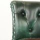 Ensemble de deux chaises de bureau Chesterfield en cuir de vachette vert de style anglais.