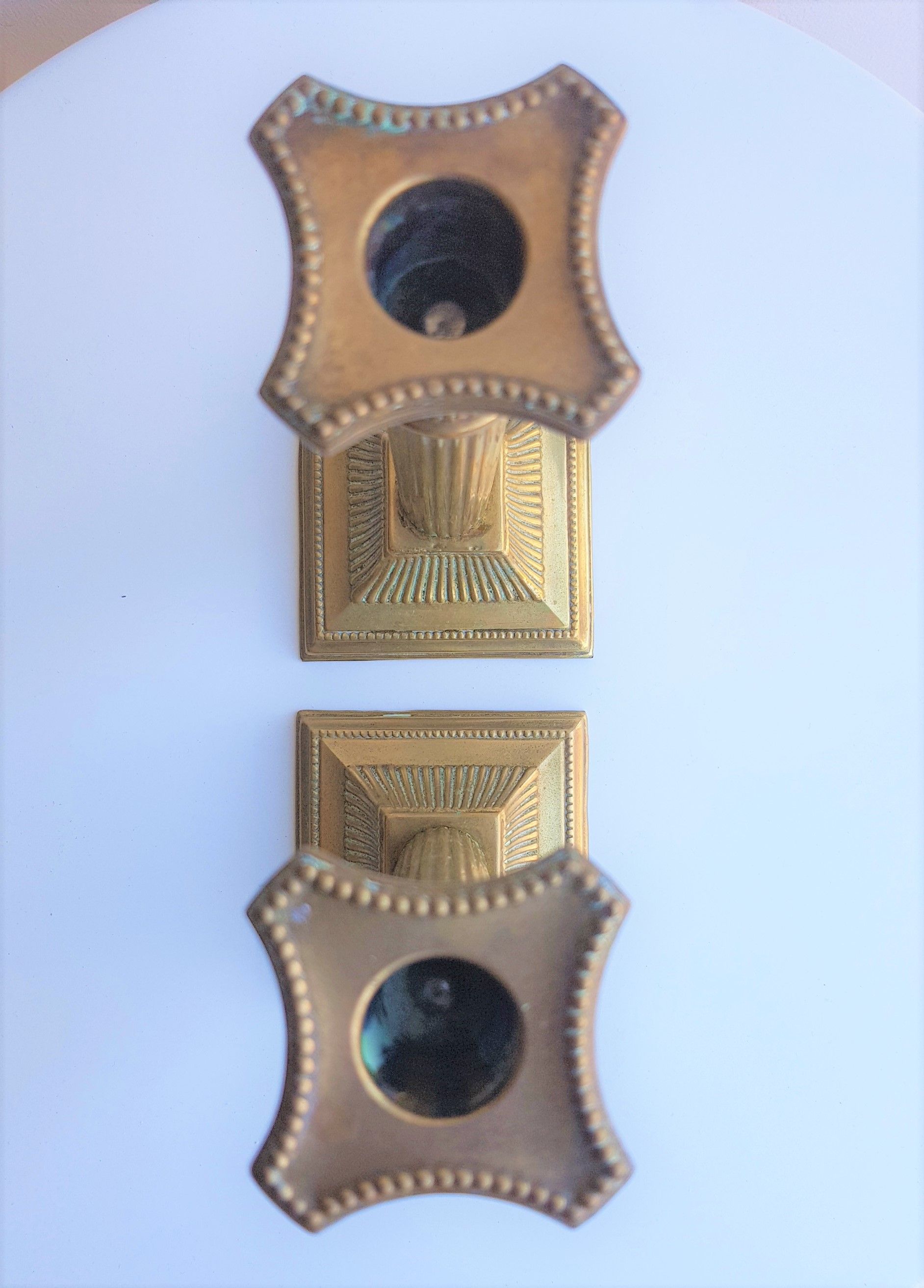 Paire de bougeoirs colonnes en laiton et bronze