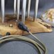 Lampe de table contemporaine en bois avec abat-jour en verre