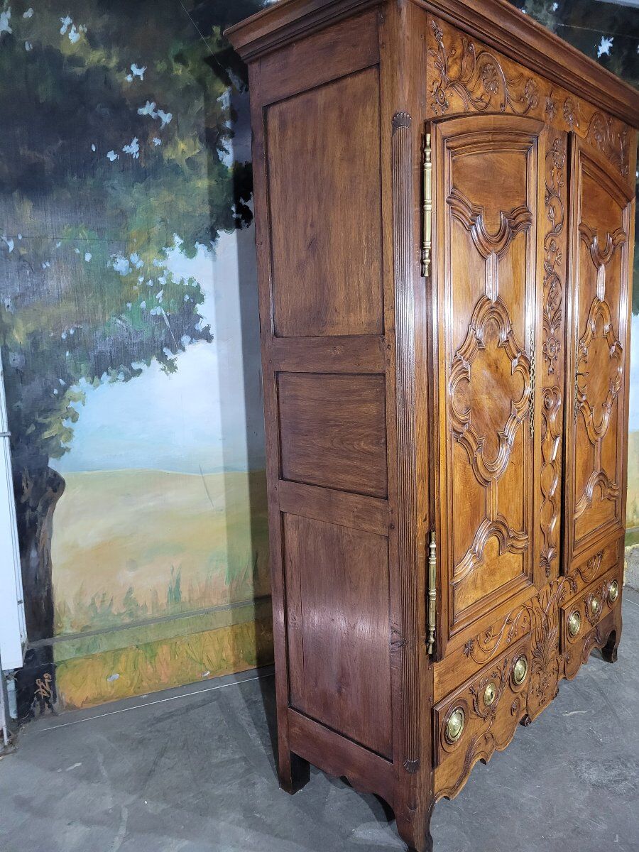 Armoire Louis XV en noyer et chêne