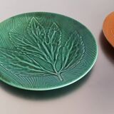 Set of 2 flat plates in gien slip, primefleur model. 1 green and 1 brown