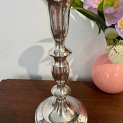 Paire de bougeoirs  en métal argenté