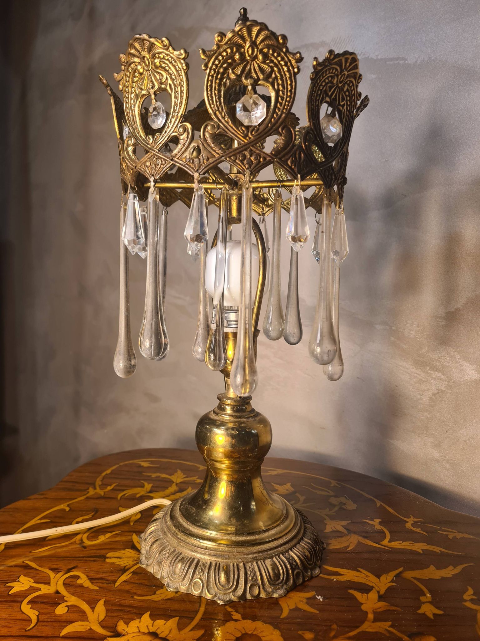 1960s lamp in bronze and brass with glass tear drop pendants, 38x18.