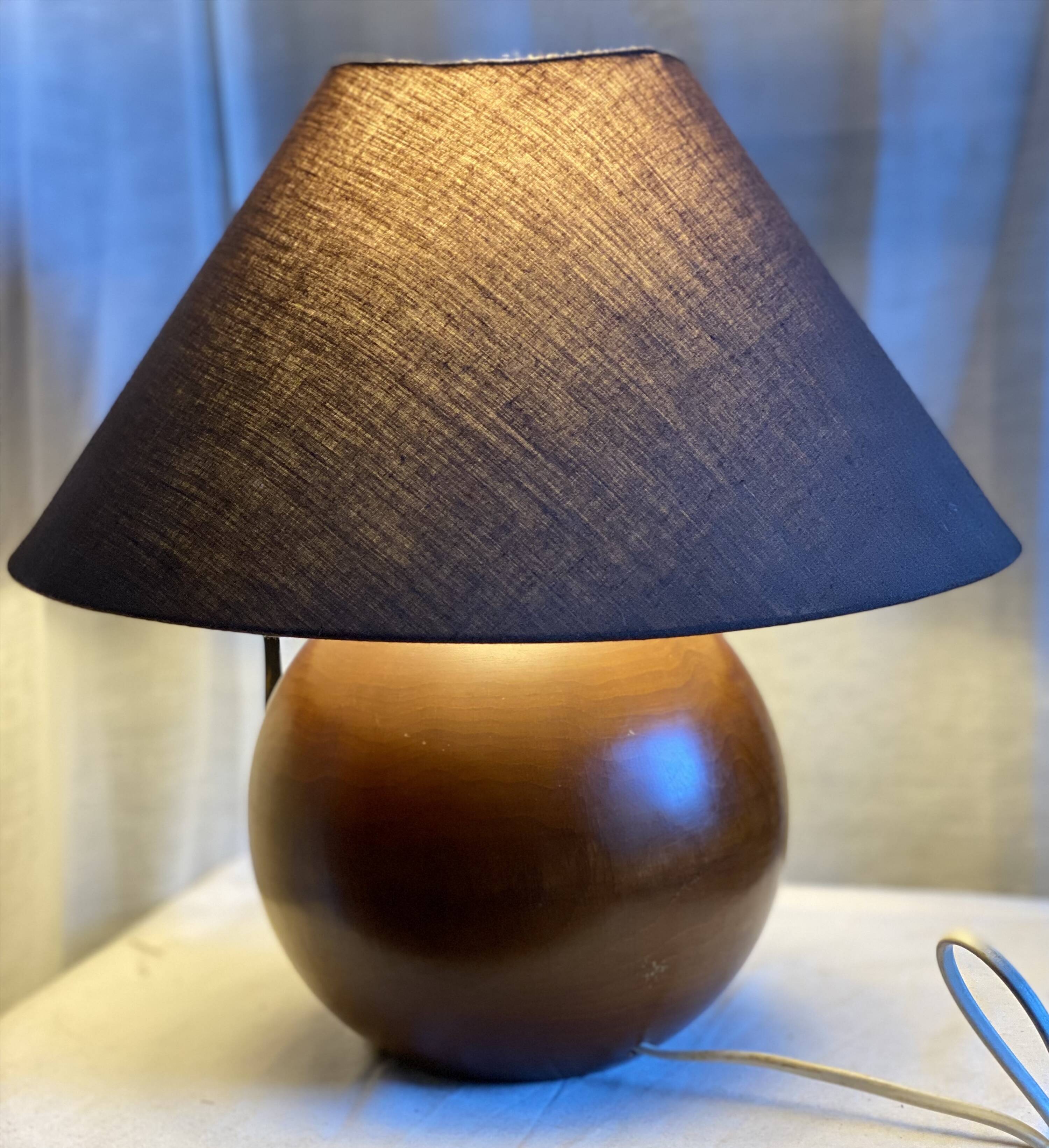 Lampe boule bois tourné vintage 1970