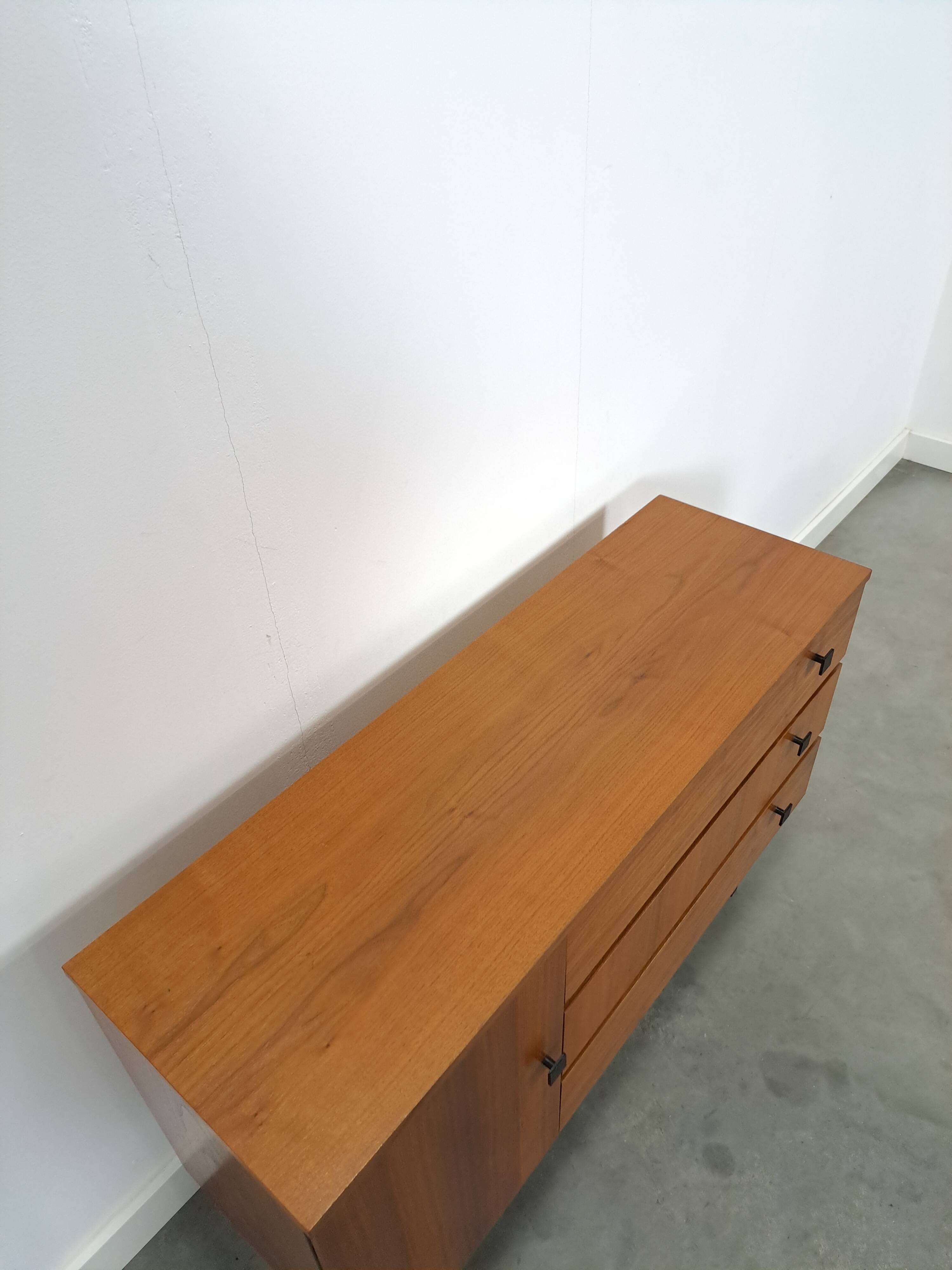 Armoire avec espace de rangement et poignées noires, buffet vintage