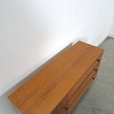 Armoire avec espace de rangement et poignées noires, buffet vintage