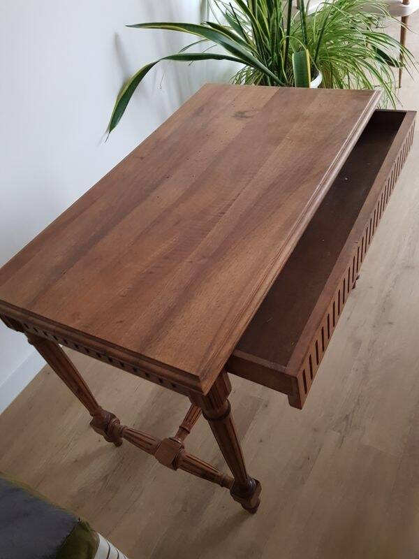 Serving table