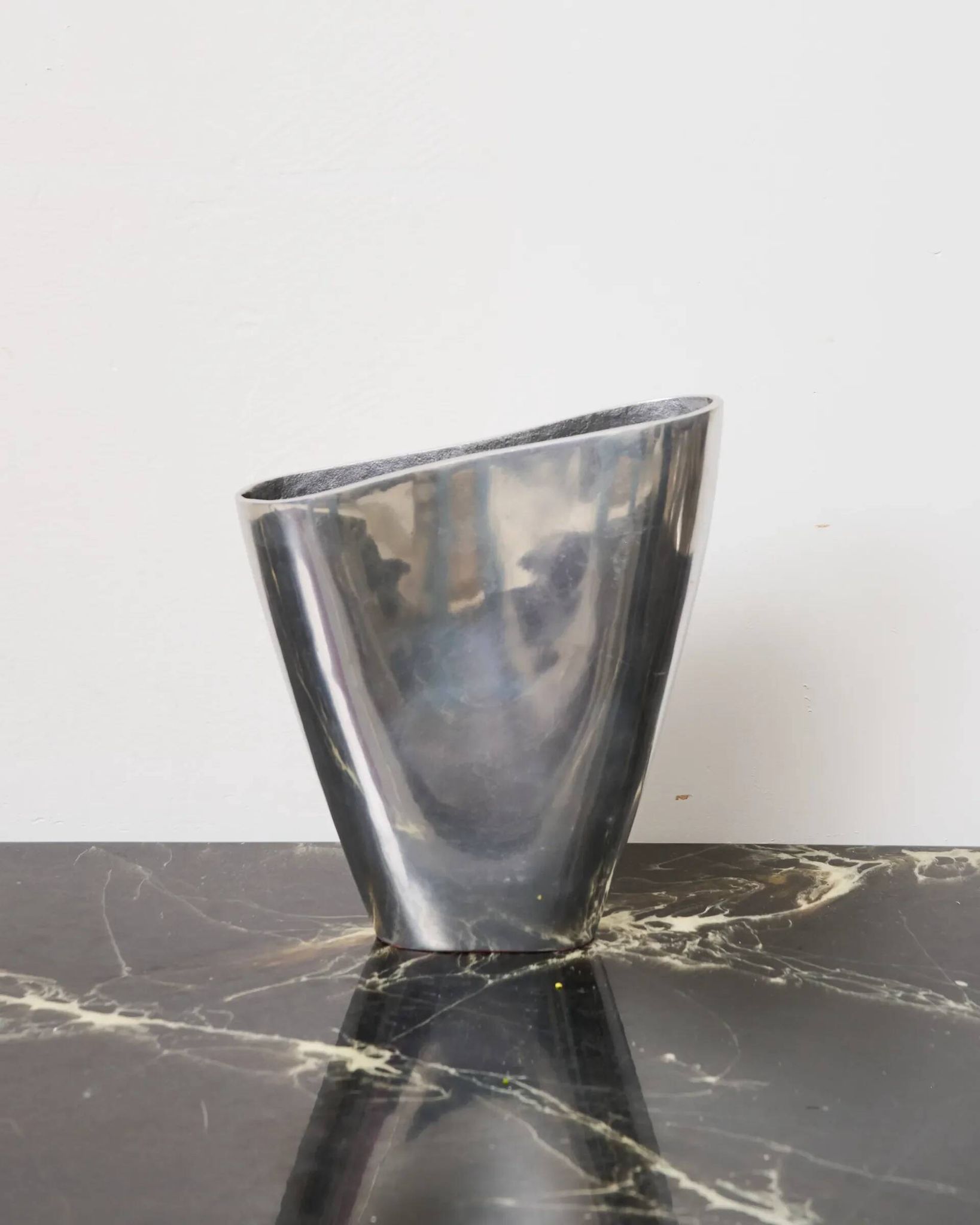 Vase moyen "Sillage" en fonte d'aluminium, 1970s