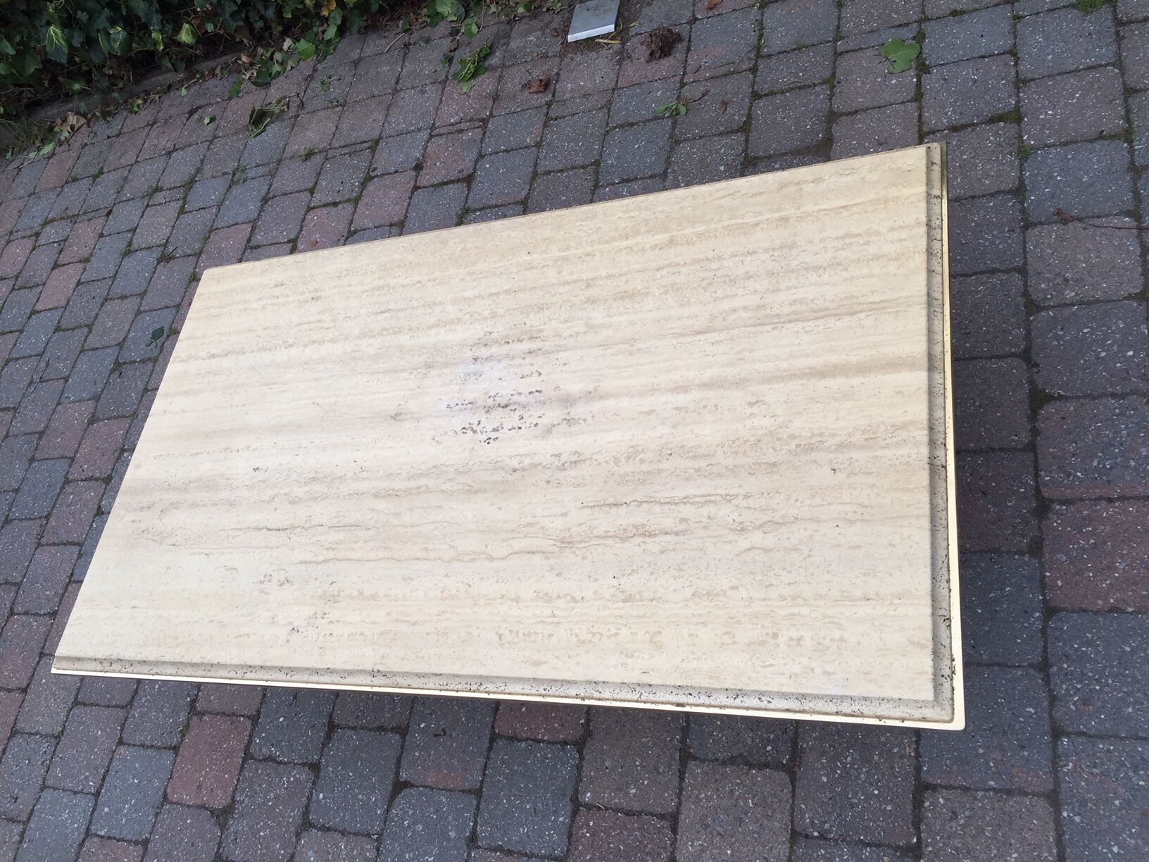 Table basse vintage en travertin et laiton de Fedam 1970