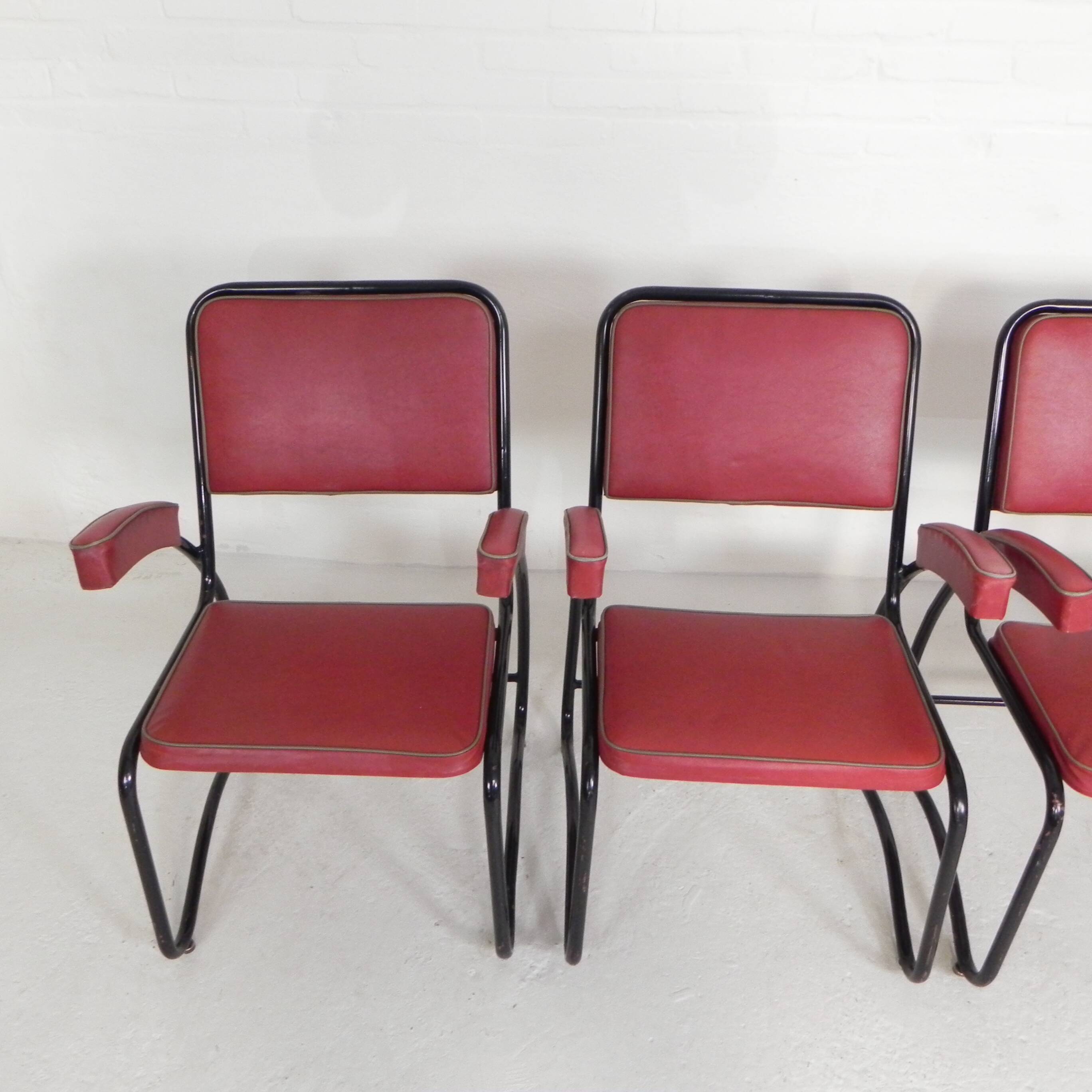 Set of 4 armchairs and a coffee table with tubular structure in Bauhaus style, 1950s.