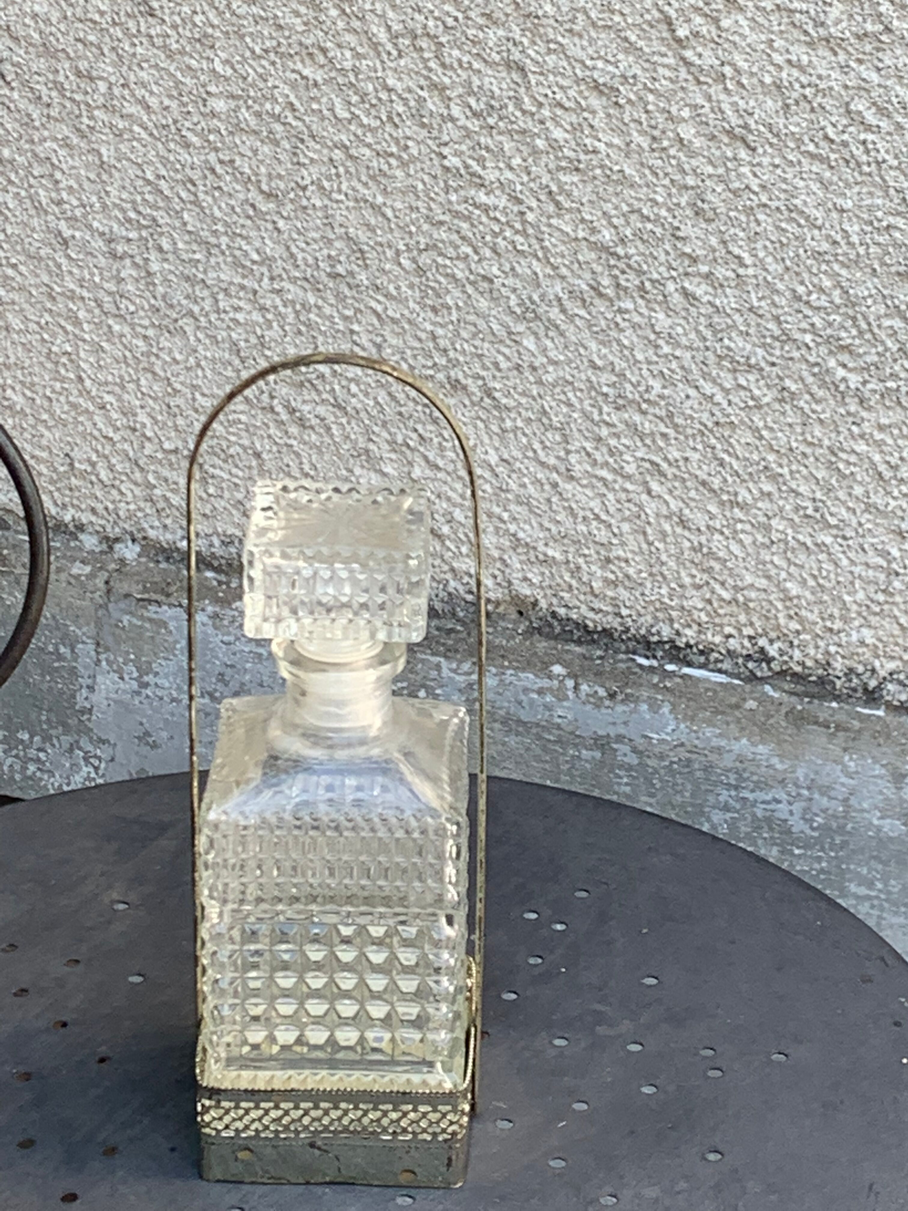 Carafe à whisky en verre et son serviteur en métal de couleur argent vintage