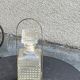 Carafe à whisky en verre et son serviteur en métal de couleur argent vintage