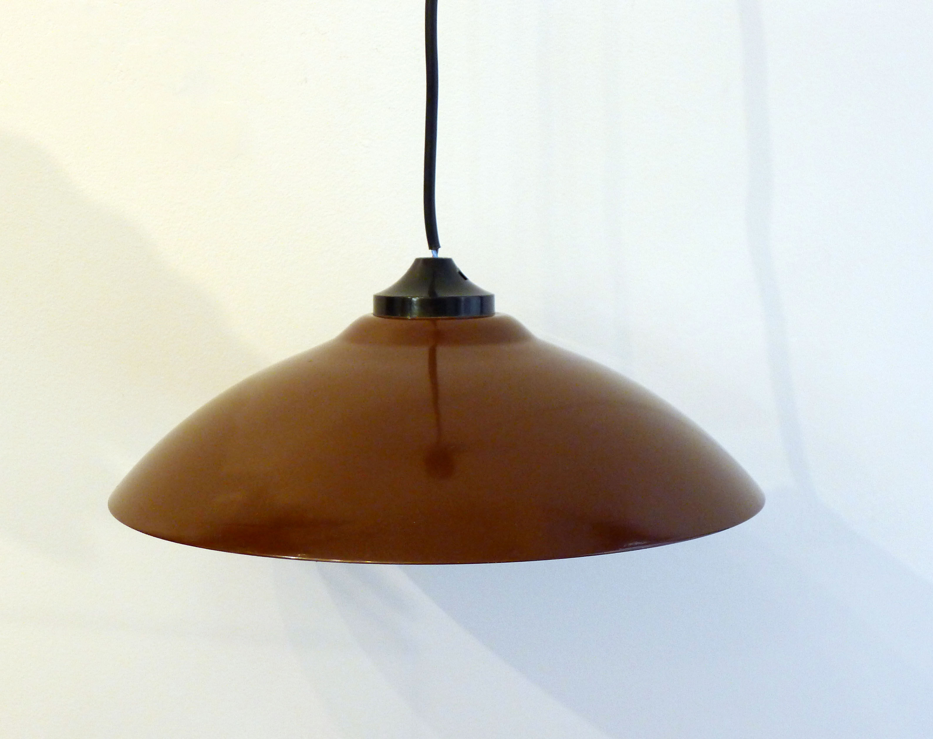Conical lacquered metal suspension