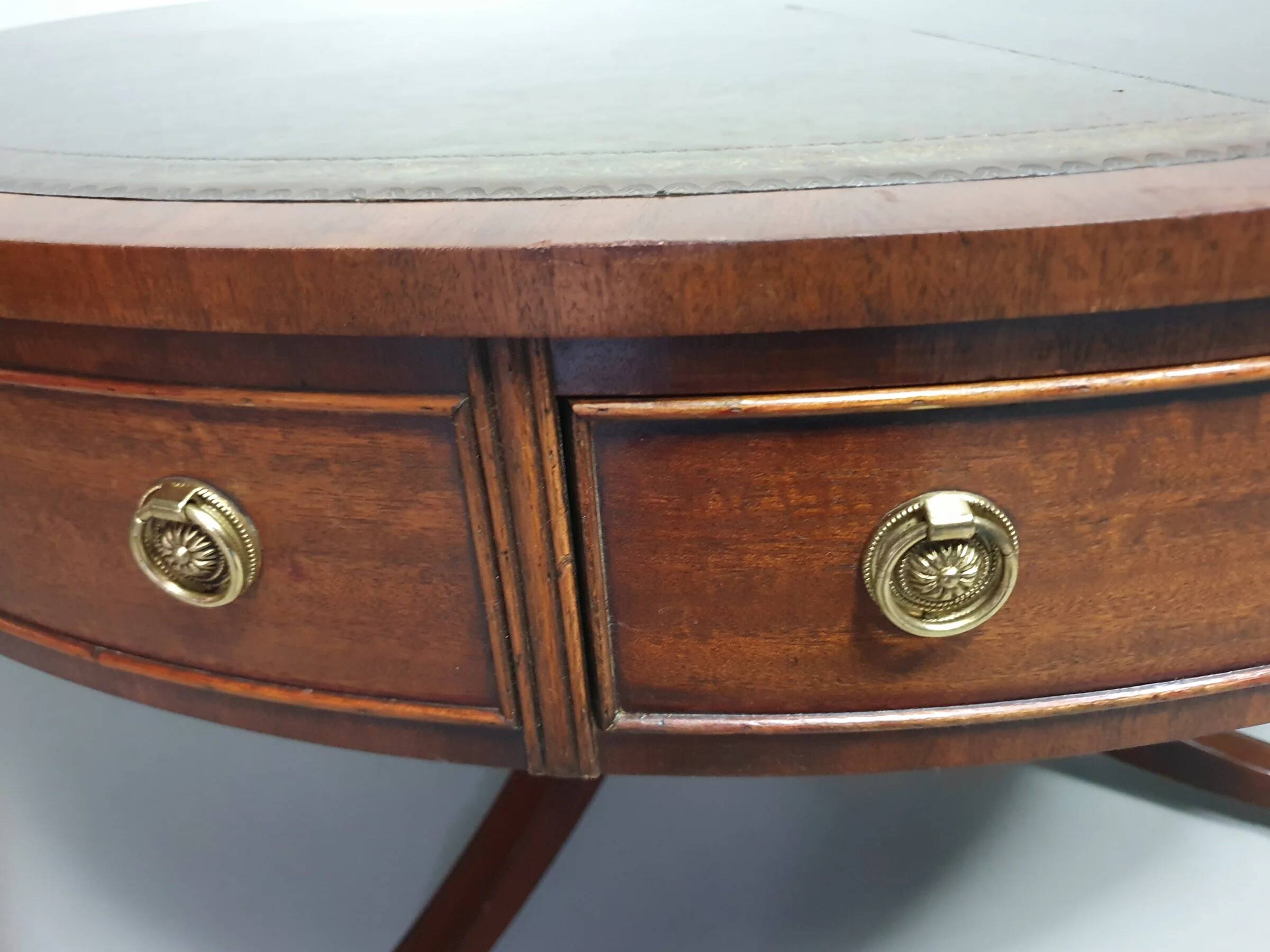 Table basse / table tambour victorienne « Heldense » en acajou avec plateau en cuir sur roulettes en laiton. Années 1980