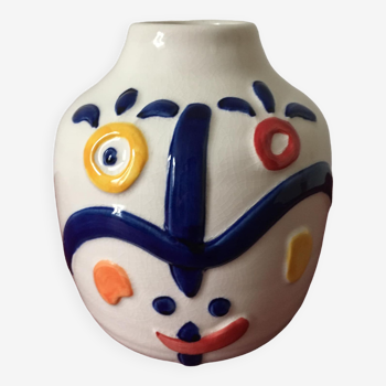 Vase en porcelaine blanche créé par Juan di Novita. Motifs peints à la main.