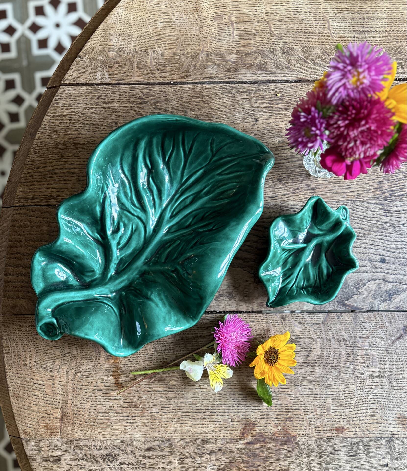 Set of 2 vintage leaf-shaped dishes in majolica.