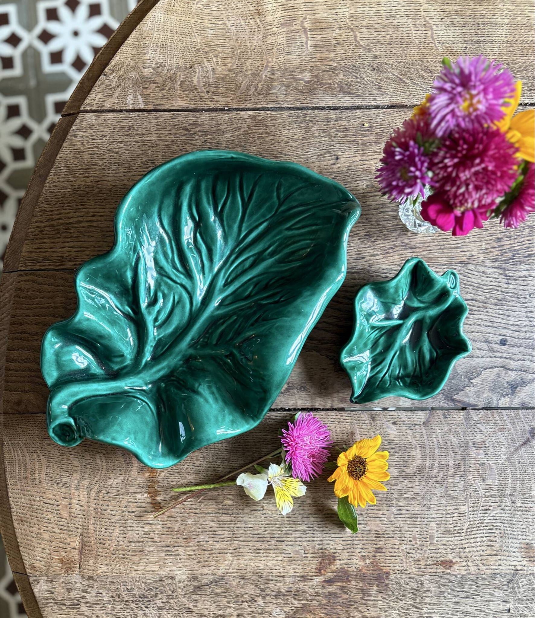 Set of 2 vintage leaf-shaped dishes in majolica.