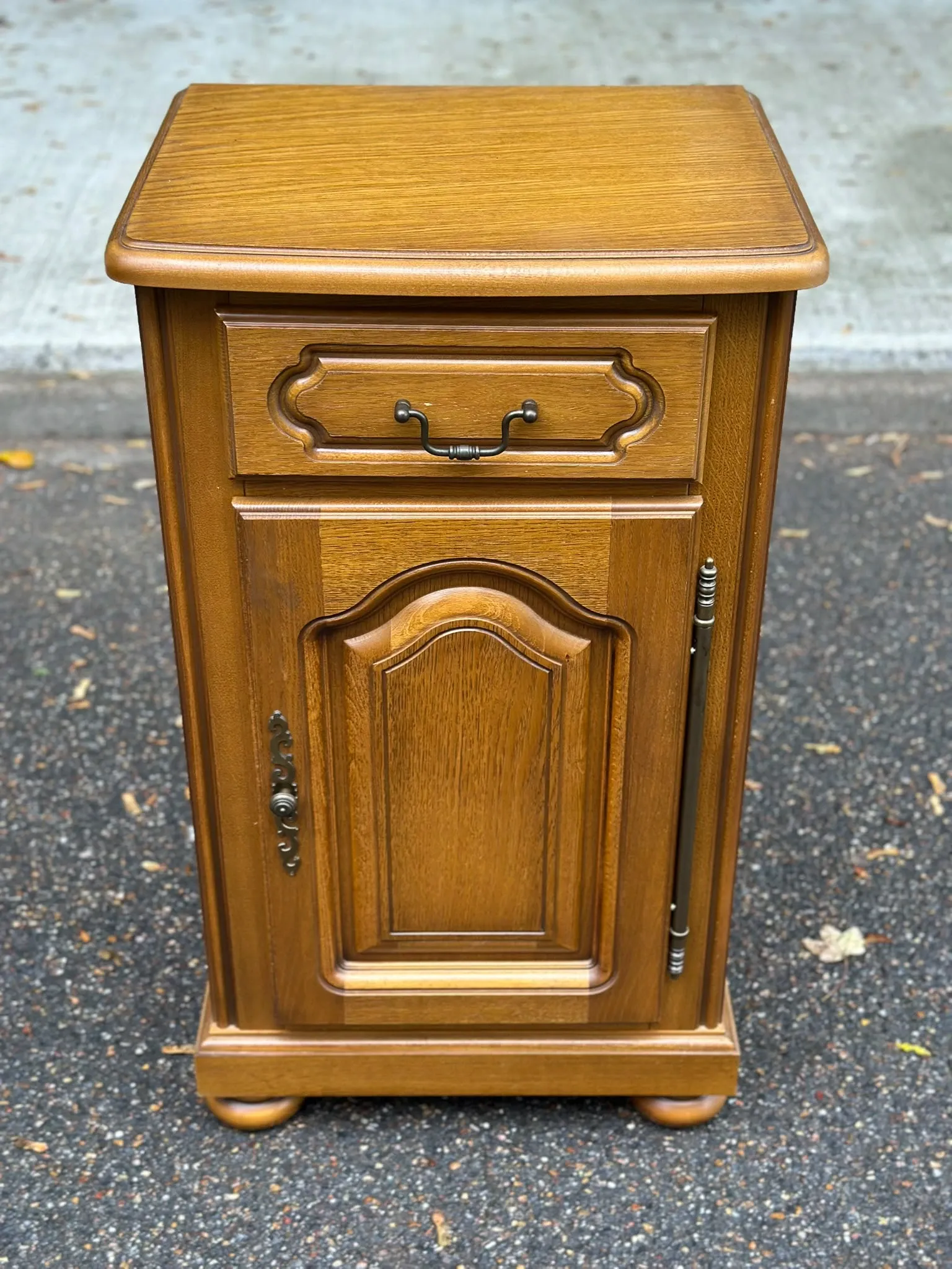 Table de chevet haute meuble d'appoint en chêne teinté miel 1980
