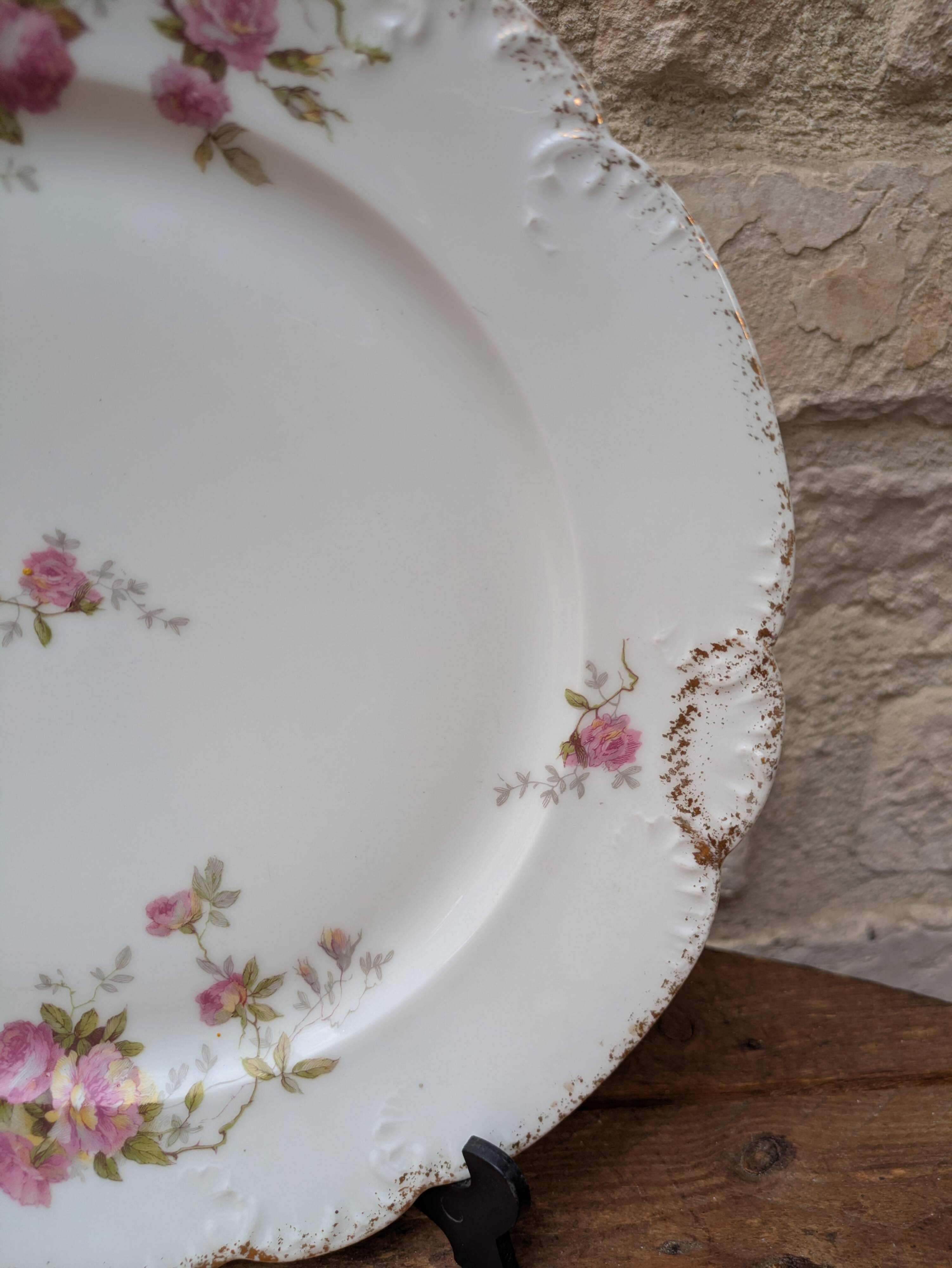 Porcelain plate with floral decoration, gilding, and relief MR France 25.5cm