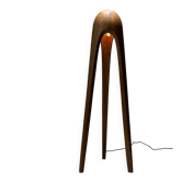 Lampe de sol sculpturale en bois massif Guardian, lumière au design moderne sculpté à la main.
