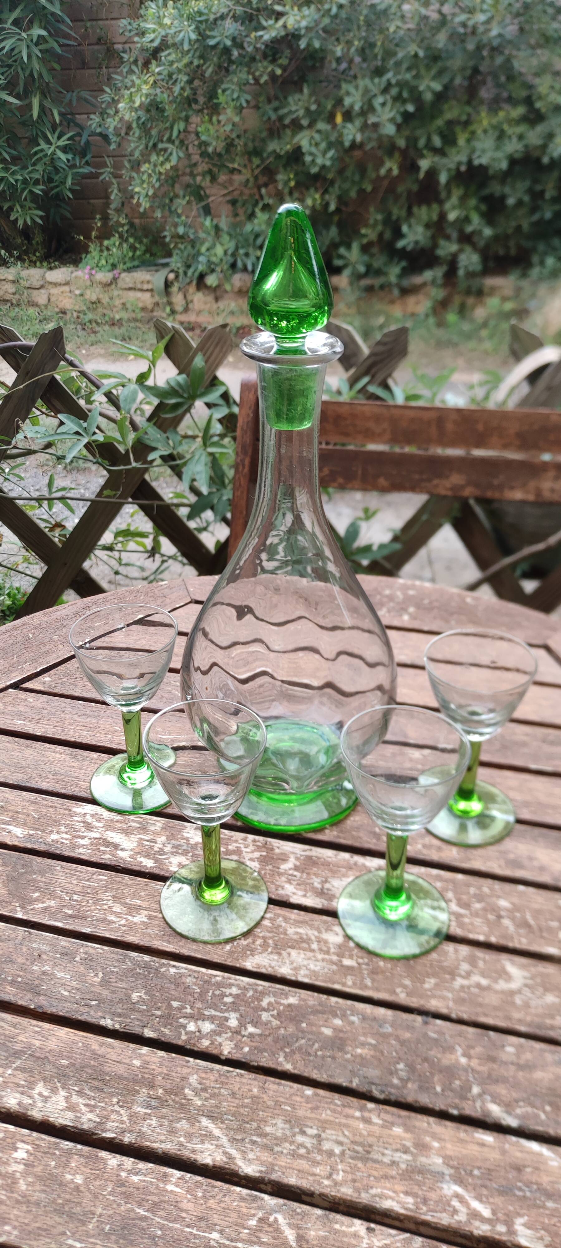 Carafe and its 4 shot glasses, urane uralin