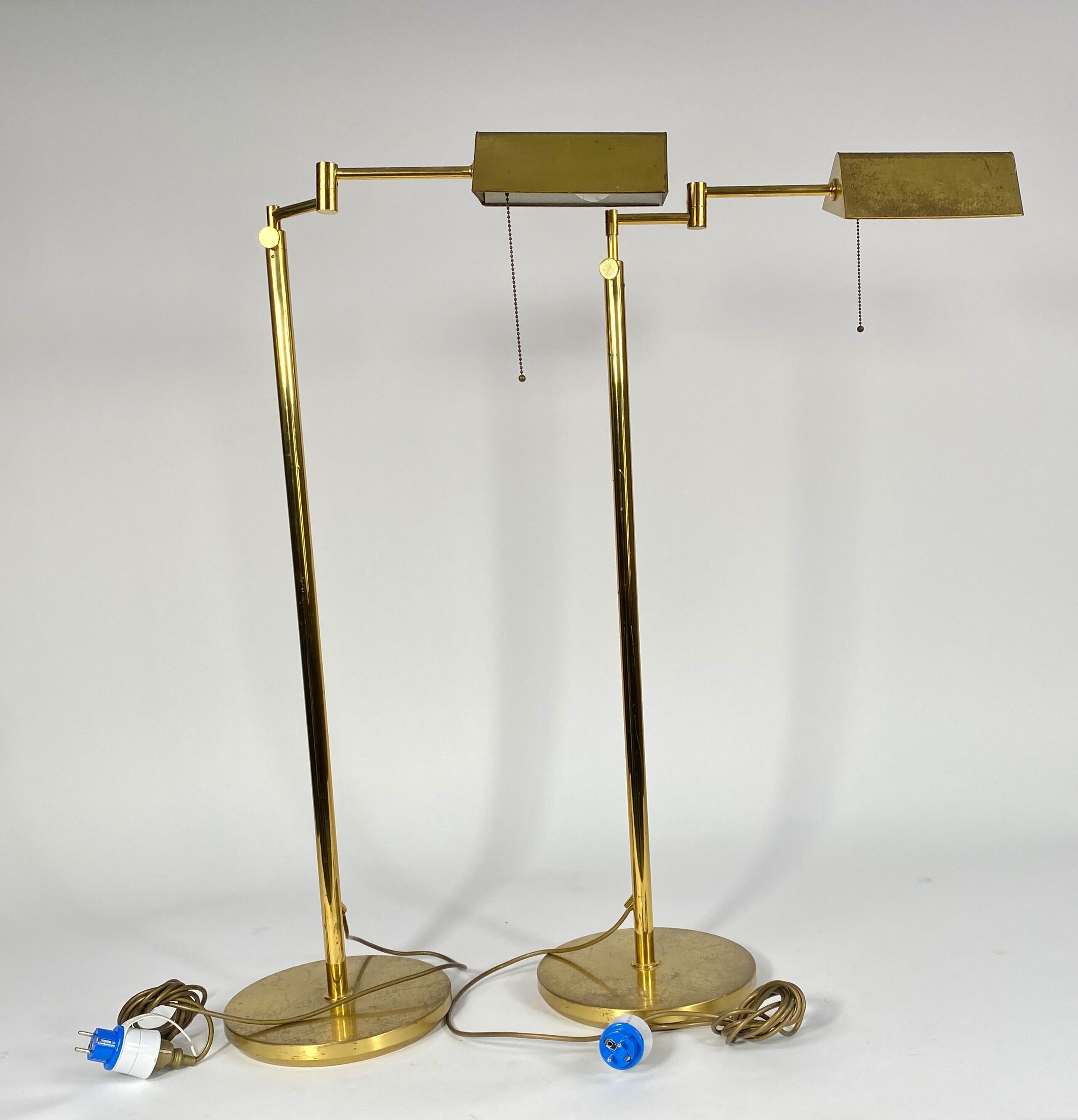 Pair of e-readers on golden and articulated 70s