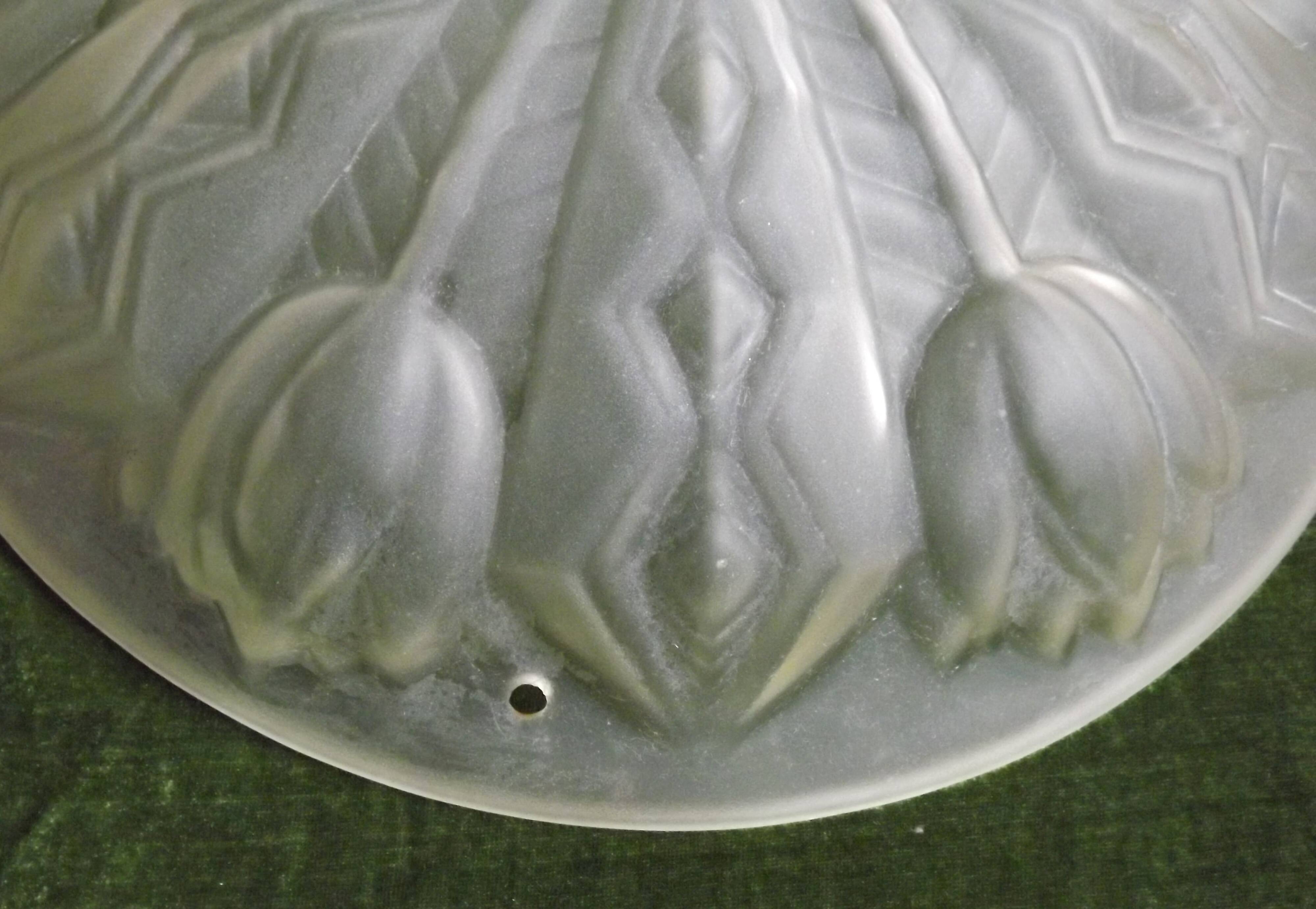 French Art Deco White Pâte de Verre Platform with Abstract Tulip Design 5145