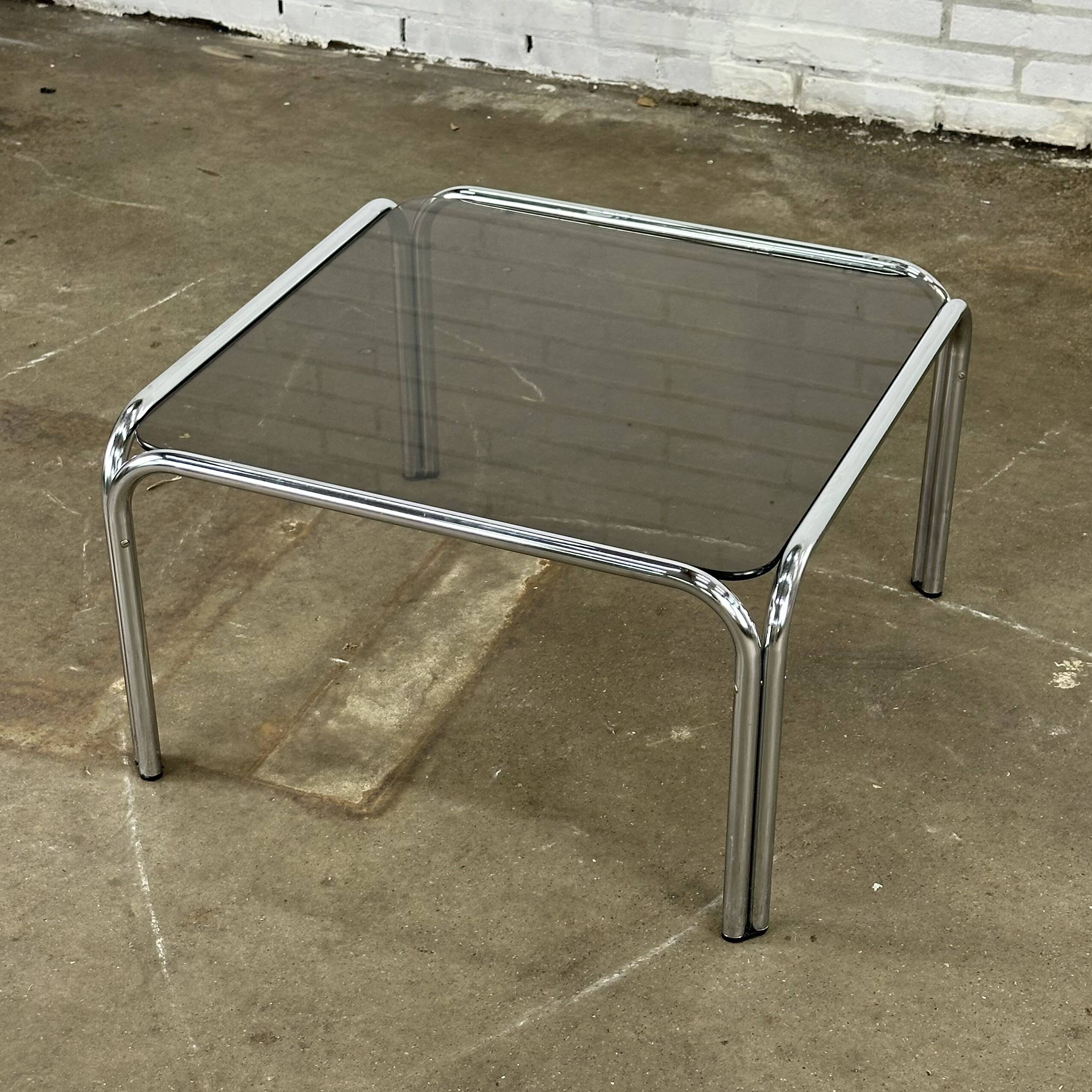 Table basse design vintage en verre fumé avec structure tubulaire