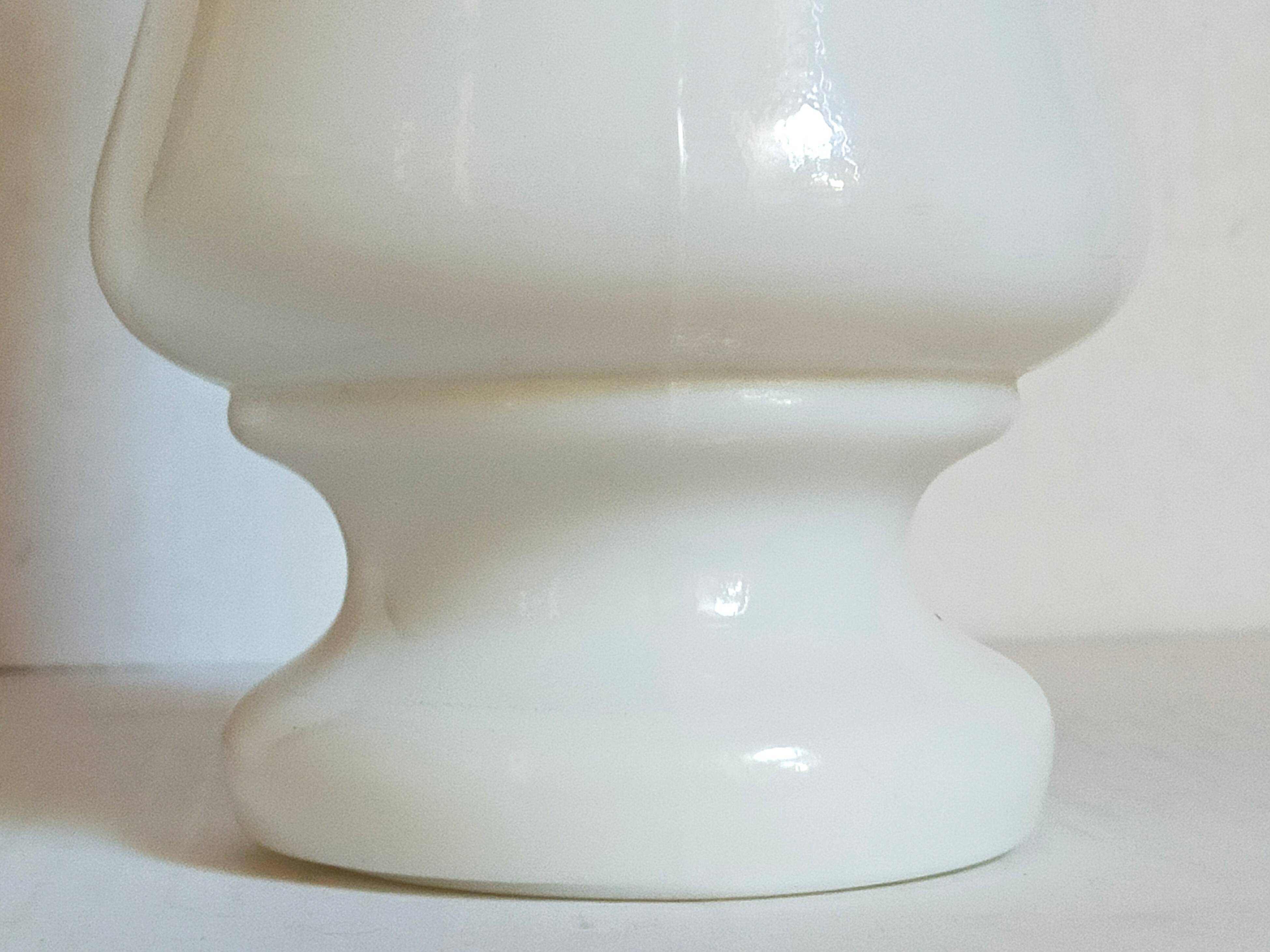 Vase en opaline sur pied début XXème
