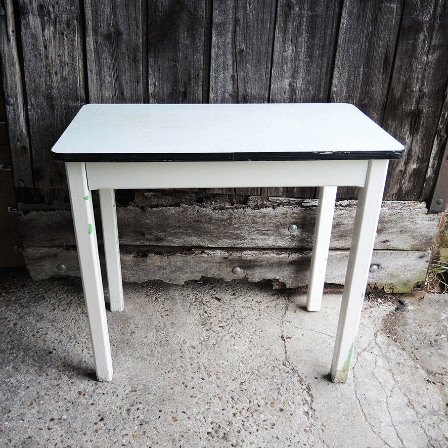 Ancienne table d’appoint en bois laqué blanc et formica vert d’eau