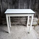 Ancienne table d’appoint en bois laqué blanc et formica vert d’eau