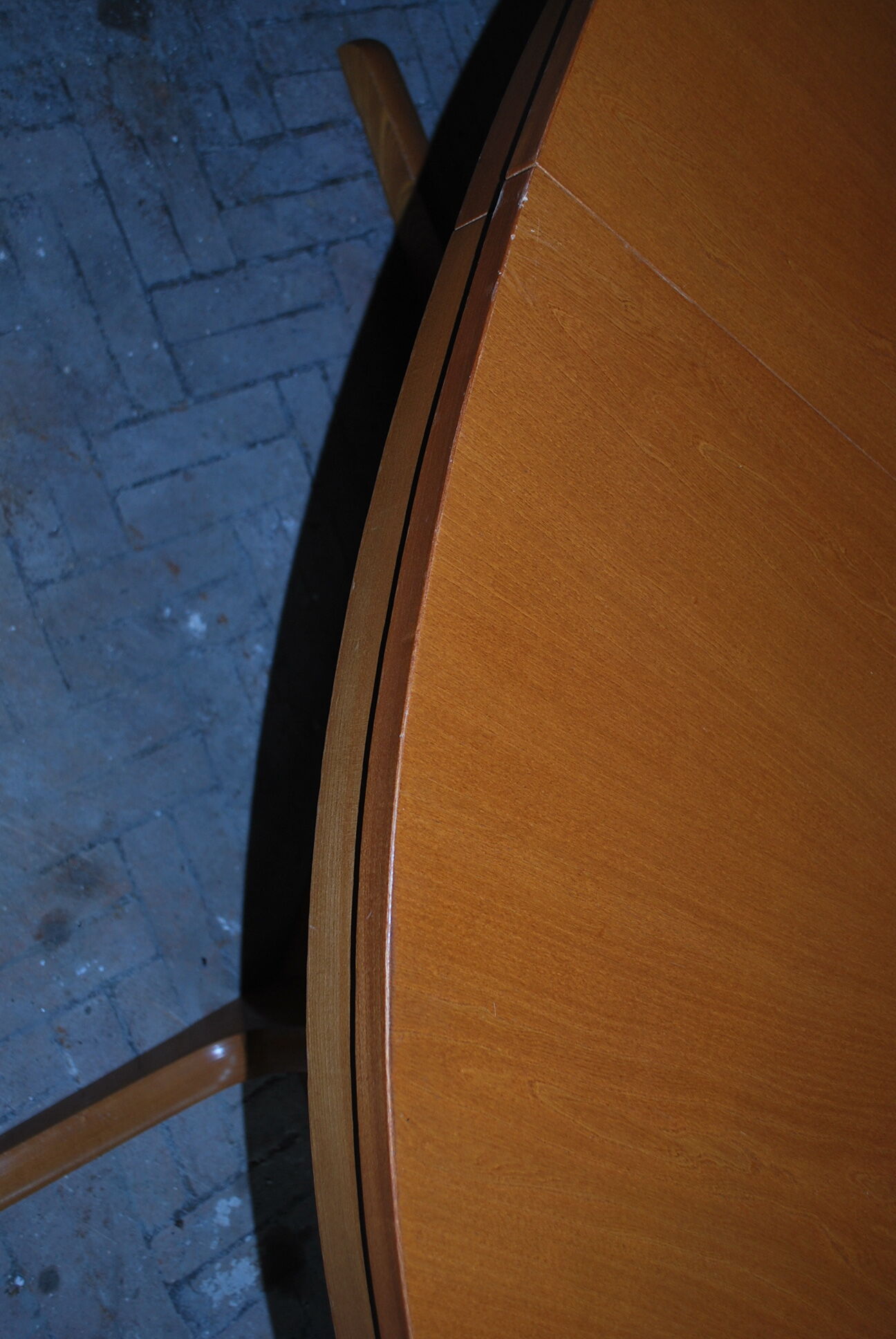 Baumann oval expandable table