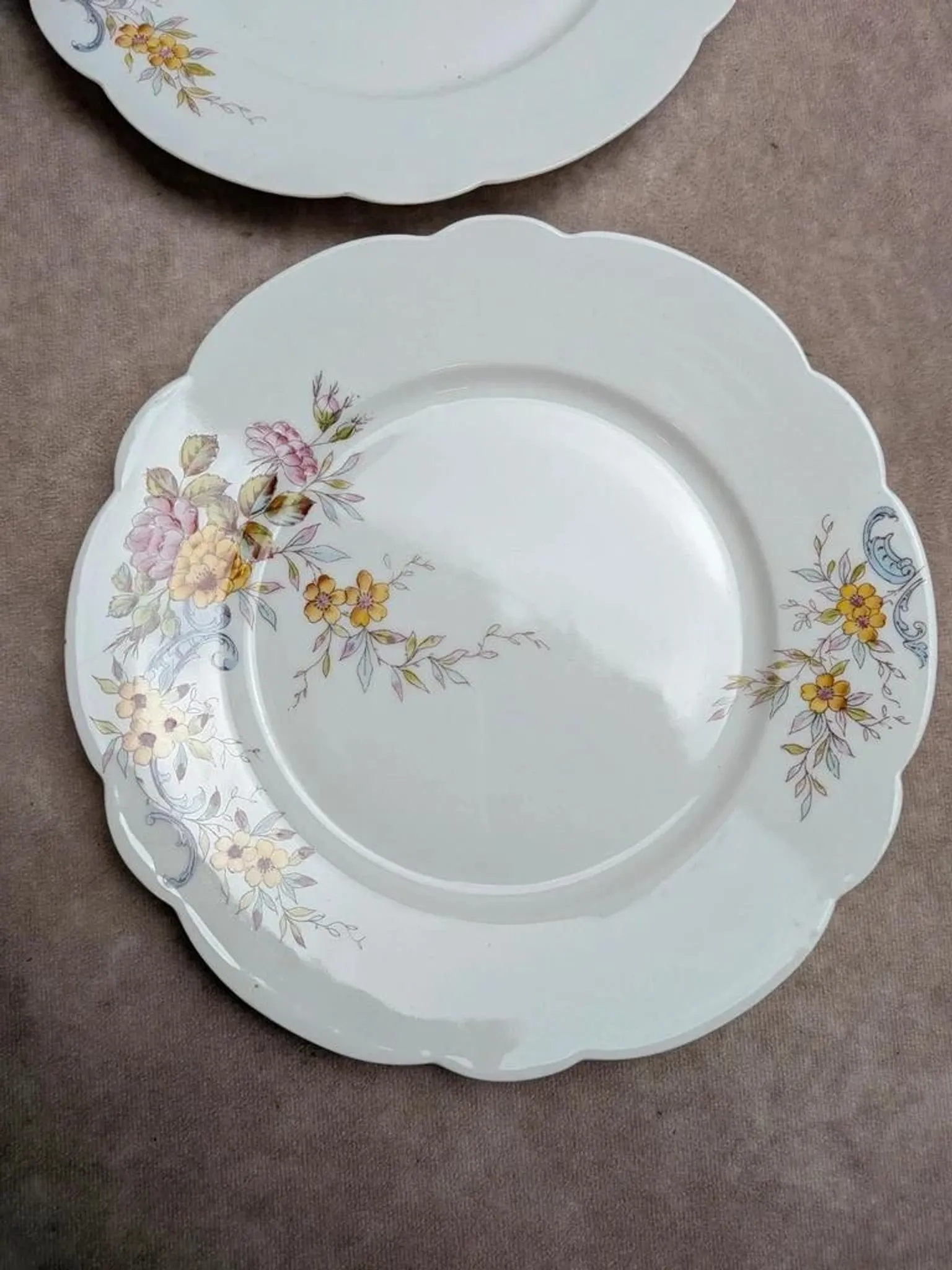 Set of 7 vintage flat plates in porcelain – Polychrome floral decoration