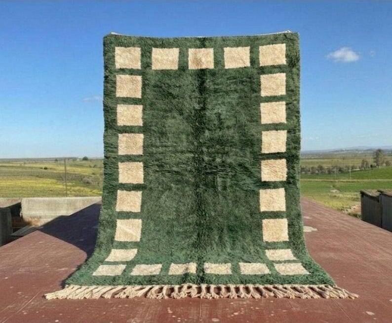 Moroccan Berber rug in green and ecru 300x200 cm – square geometric pattern