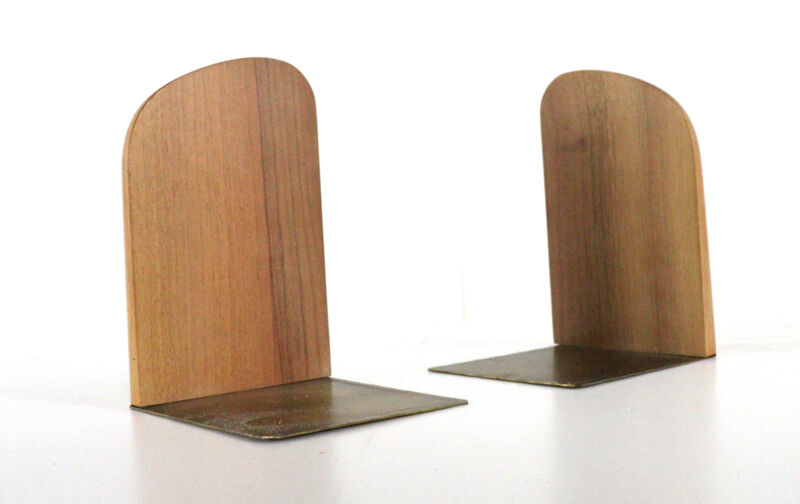En ensemble de serre-livres en bois danois.