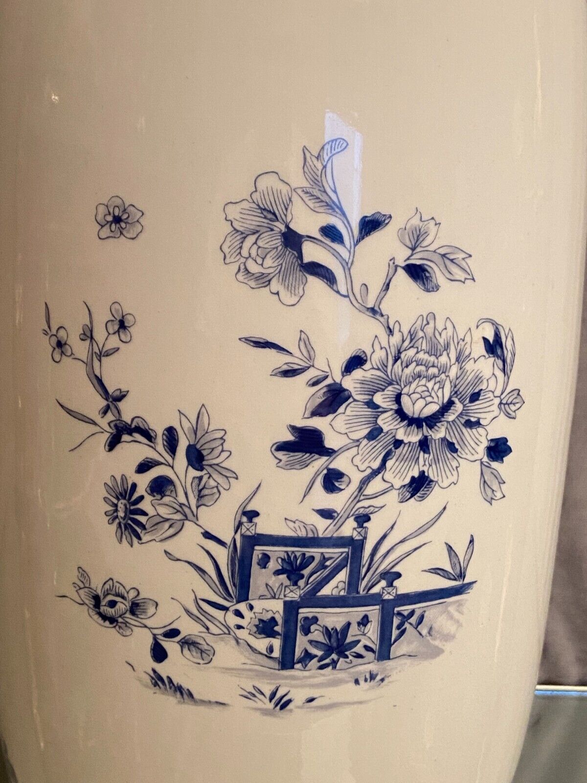 Vase with Far Eastern porcelain decoration from Portugal Vista Alegre