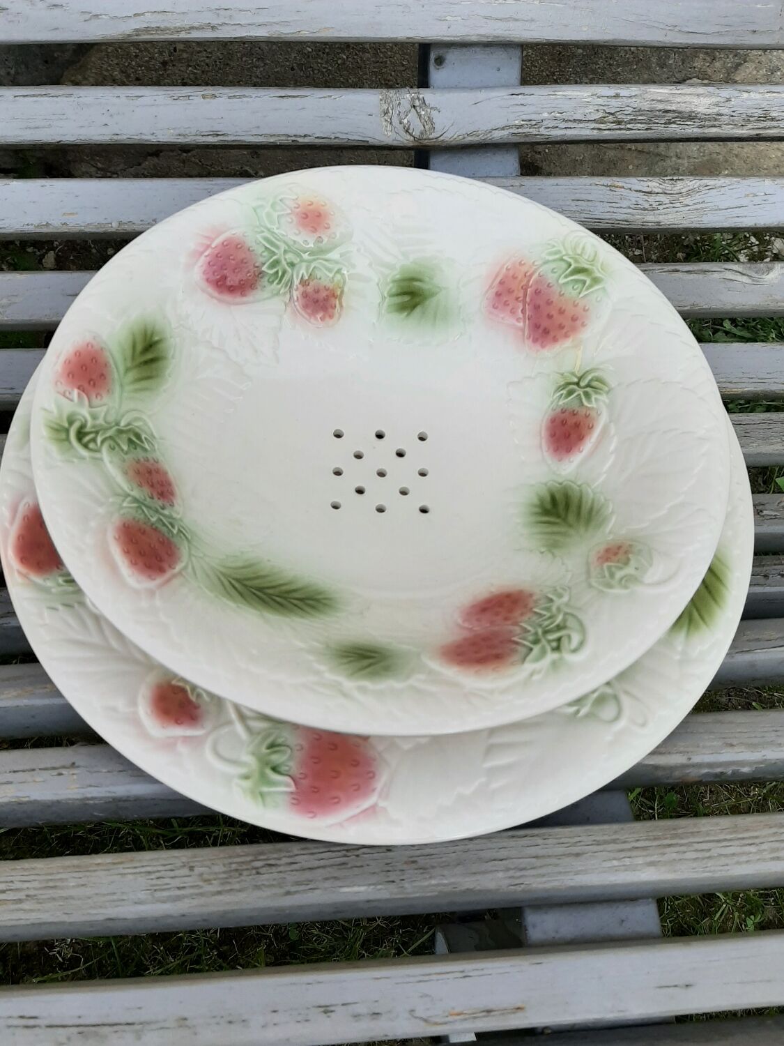 Strawberry plate and slip drainer Salins