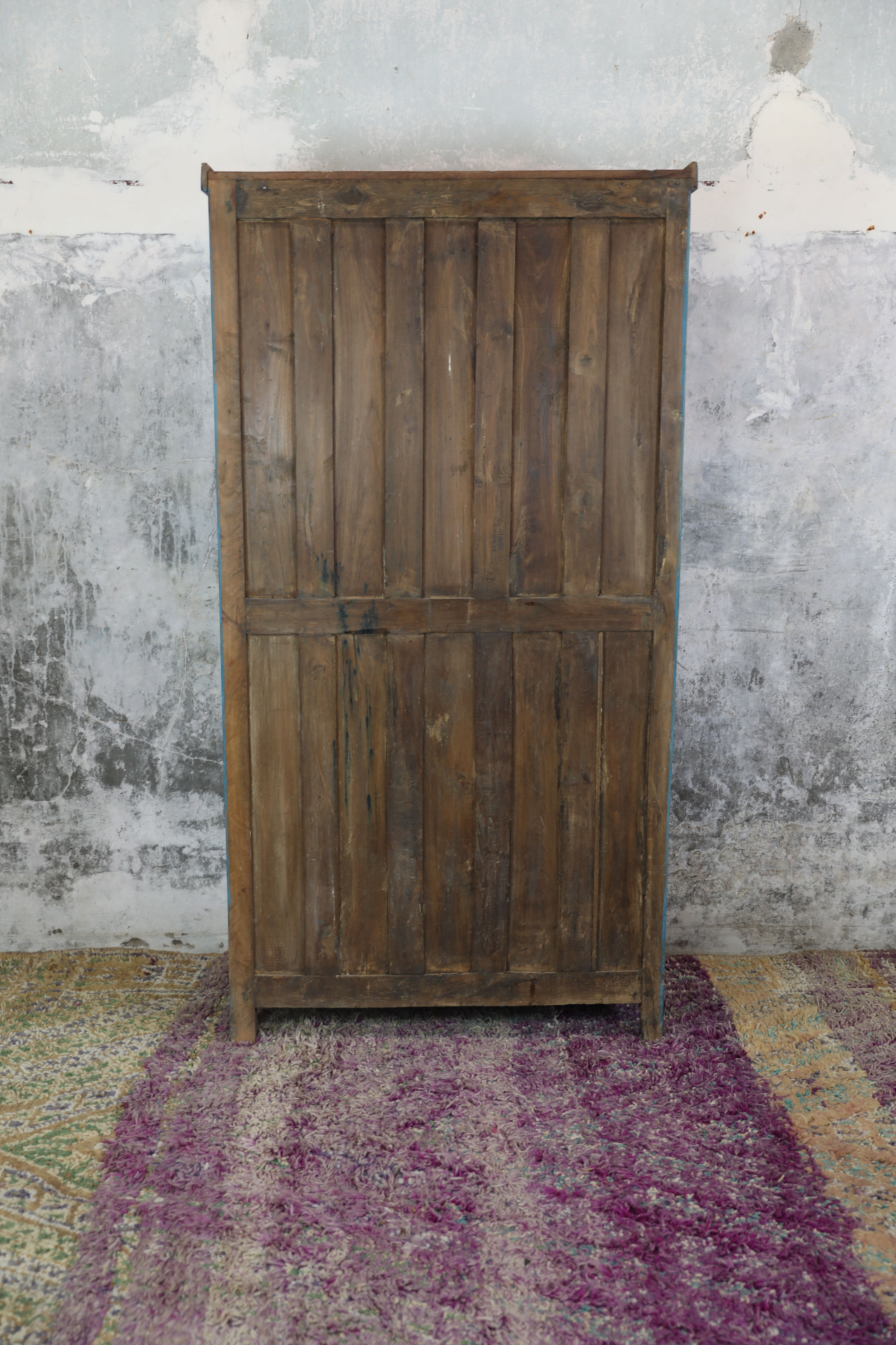 Indian wardrobe 2 solid doors and 3 shelves, interior in raw wood