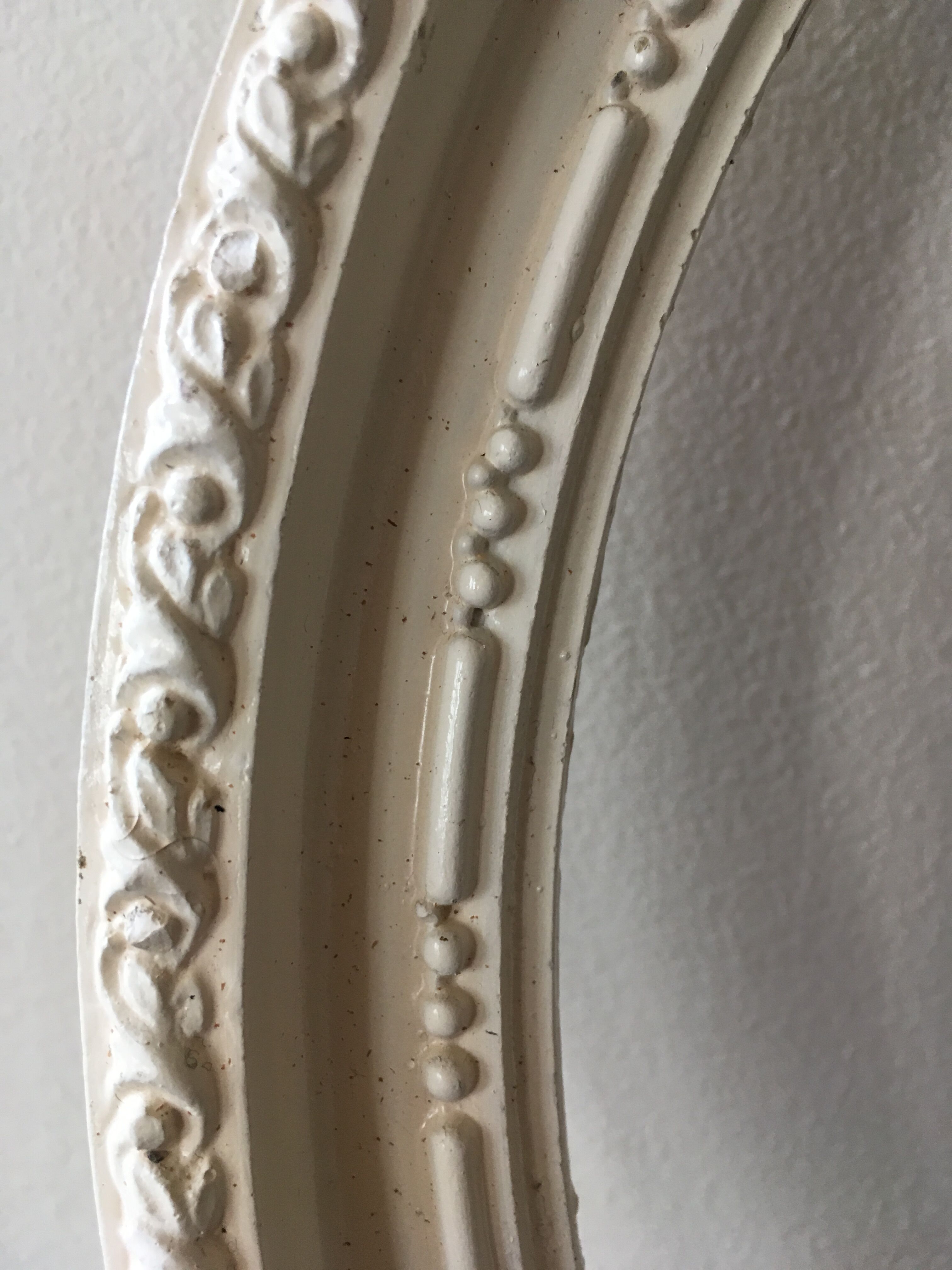 Set of 2 wooden frames of white color