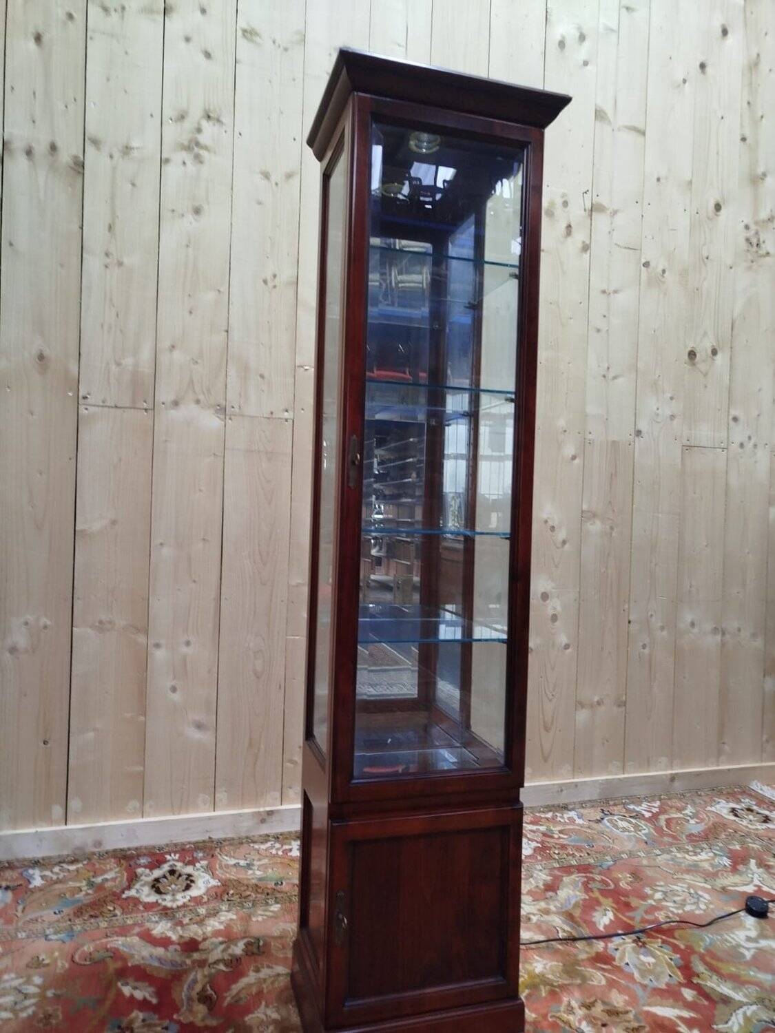 Vitrine étroite de présentation en merisier