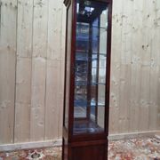 Vitrine étroite de présentation en merisier