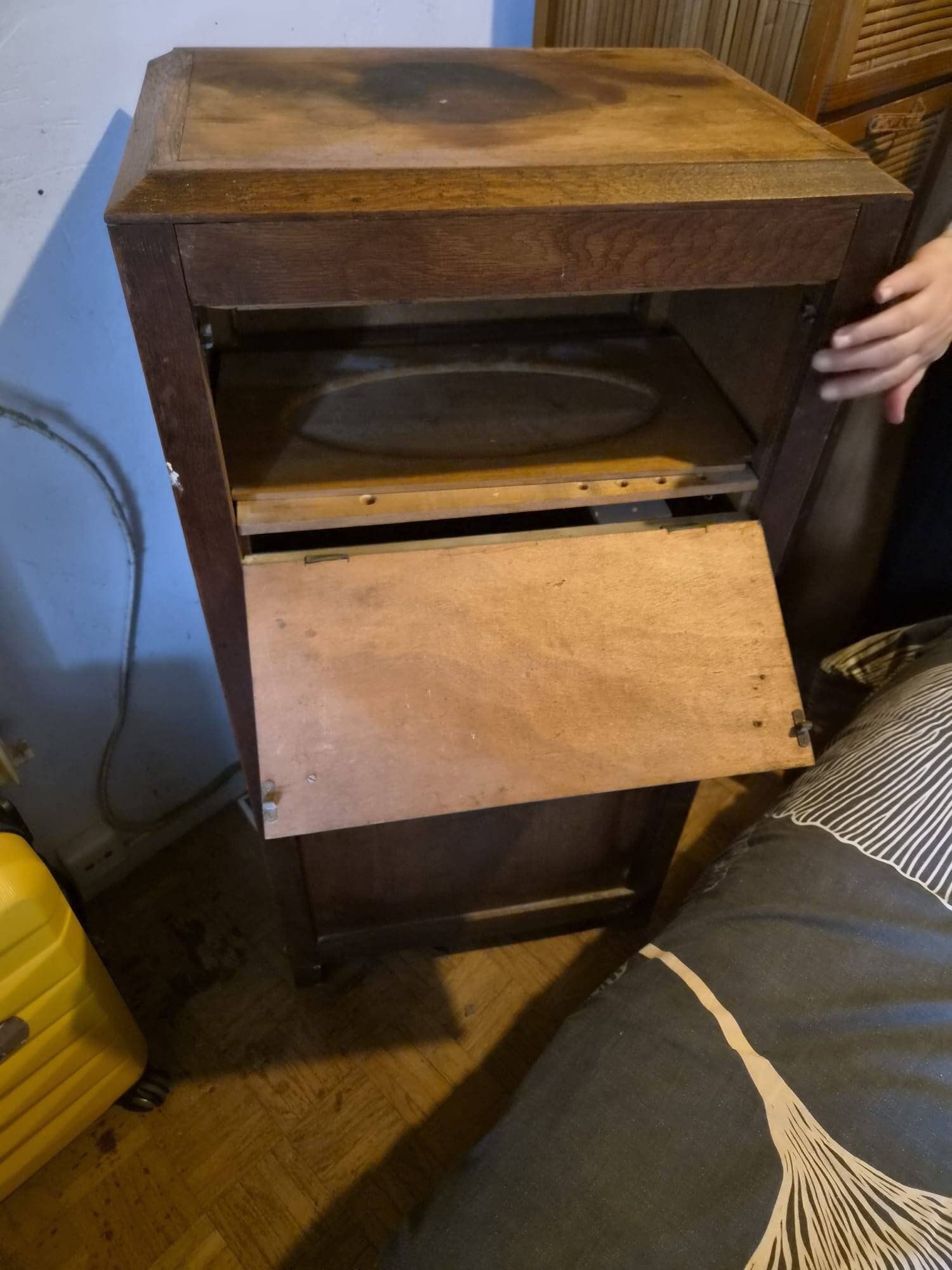 Art Deco radio/gramophone cabinet – solid oak – 1930s-40s